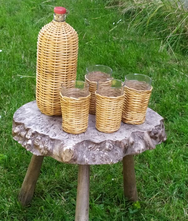 Bouteille et verres en rotin