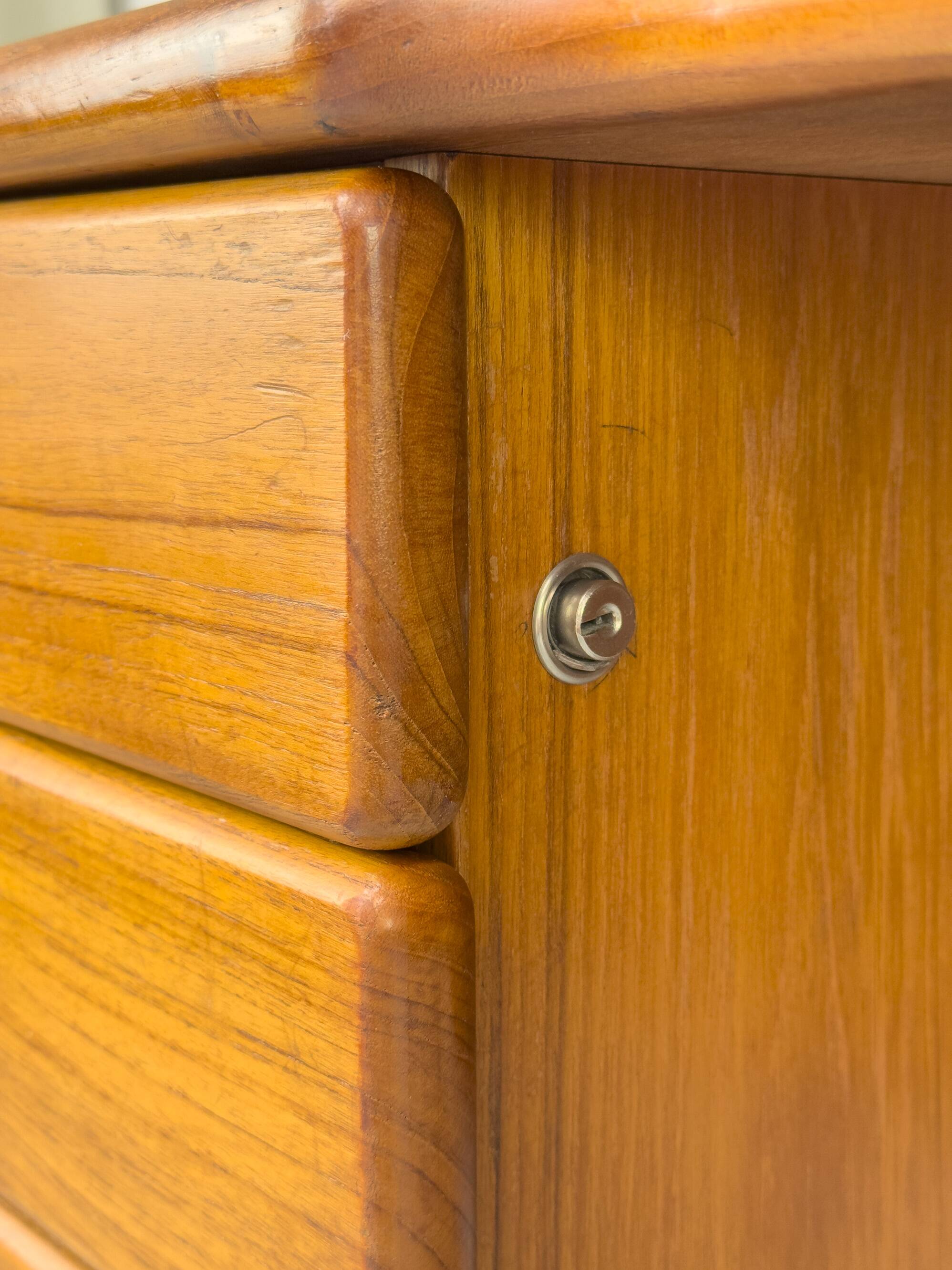 Bureau danois en teck avec porte et tiroirs par Bornholm, années 1970