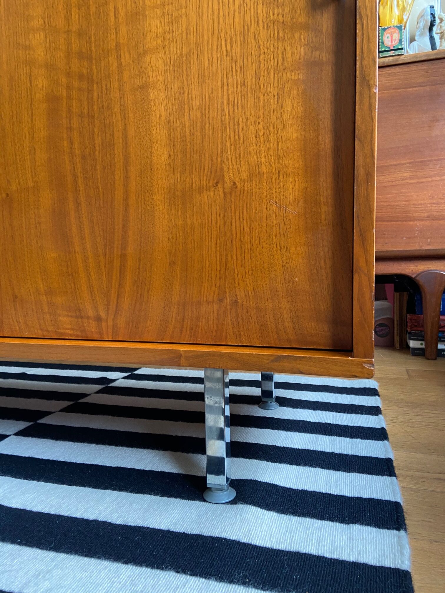 Teak veneer sideboard 80's