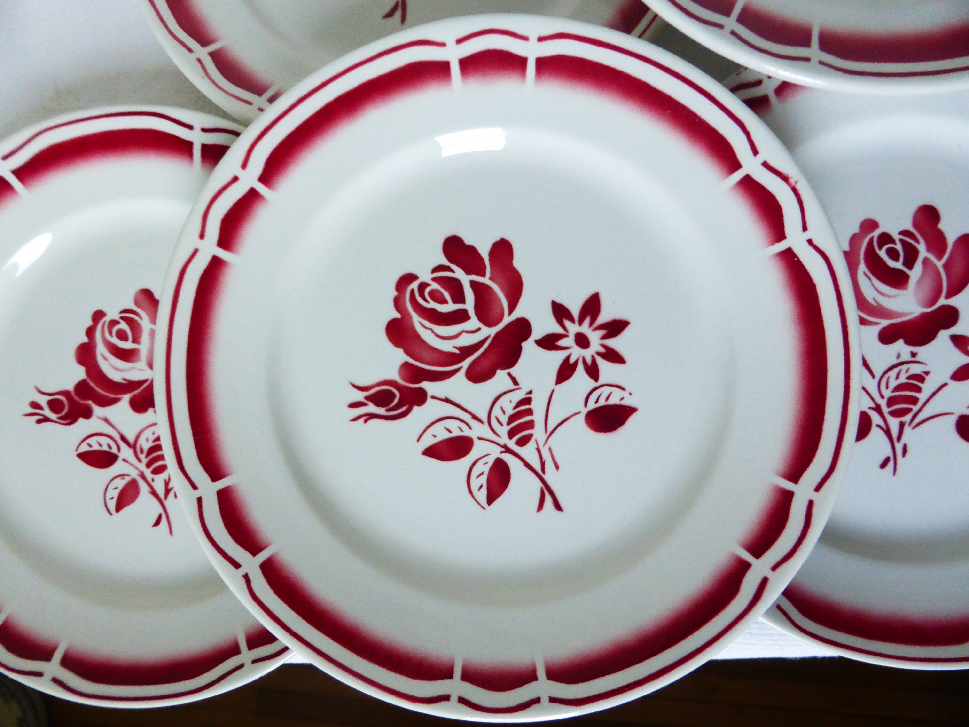 6 flat plates with red flowers in porcelain