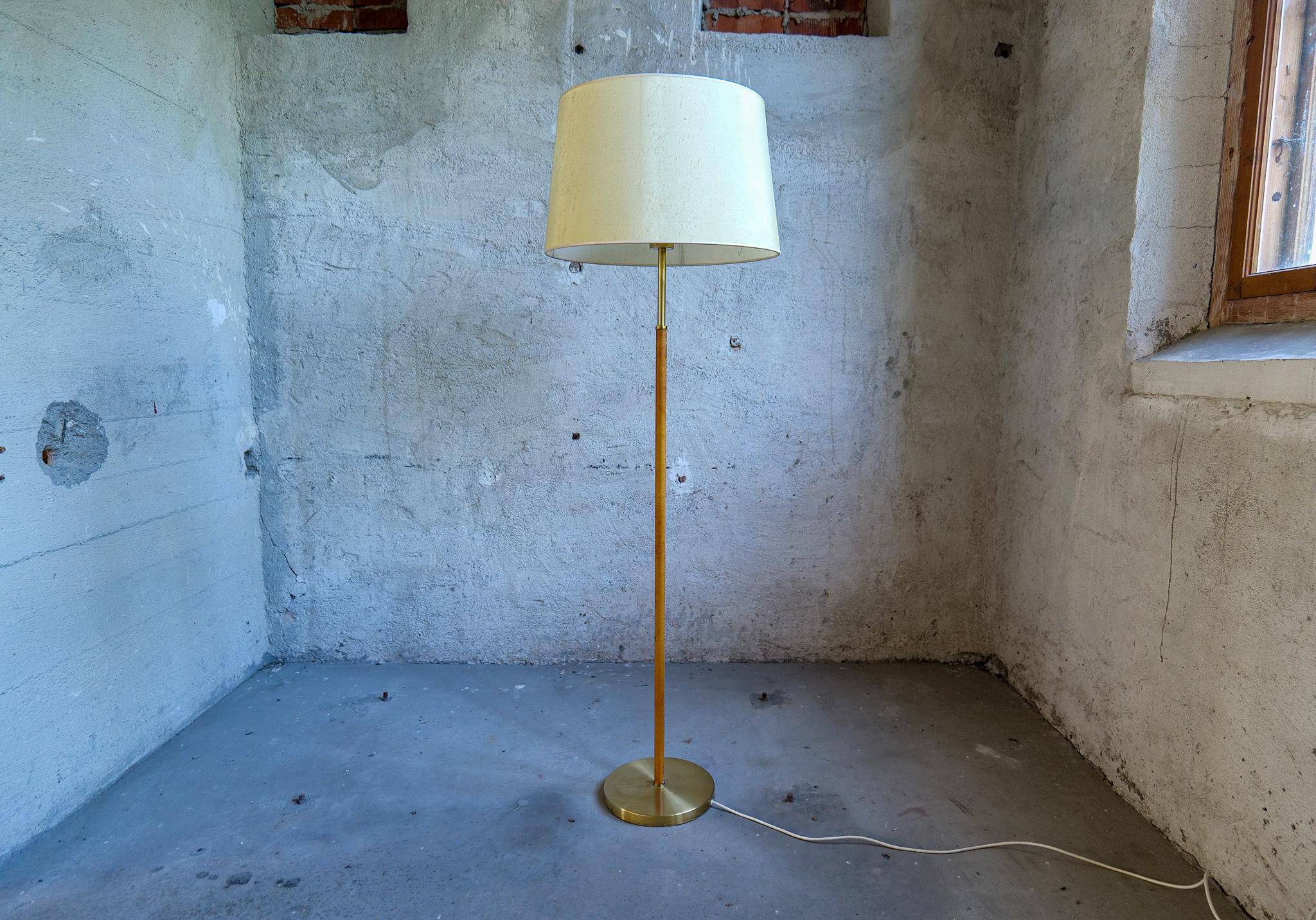 Modern mid-century brass and leather floor lamp Atelje Lyktan, Sweden