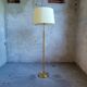 Lampe sur pied en laiton et cuir moderne milieu du siècle Atelje Lyktan, Suède
