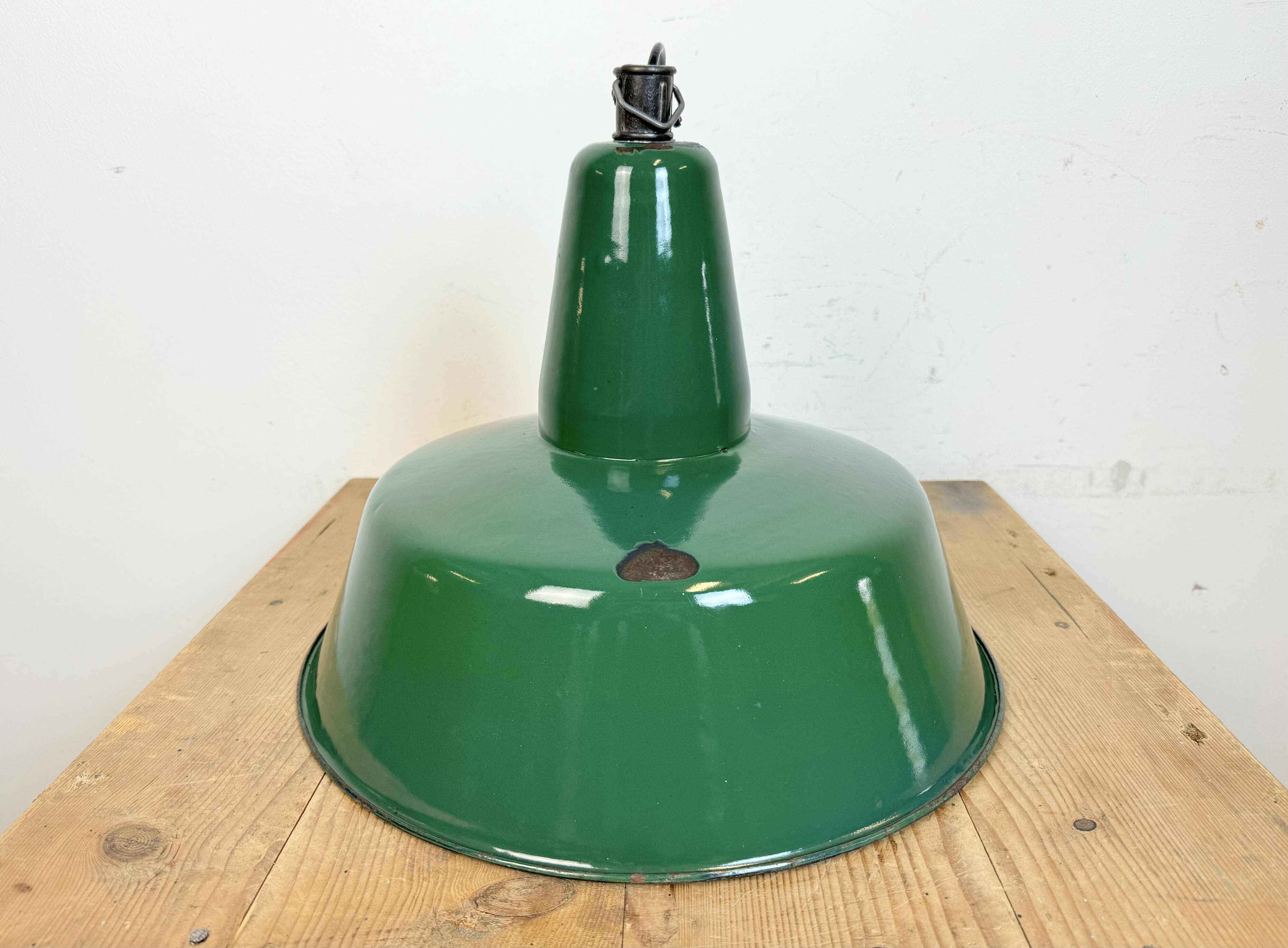 Grande Lampe à Suspension Industrielle en Émail Vert, 1960s