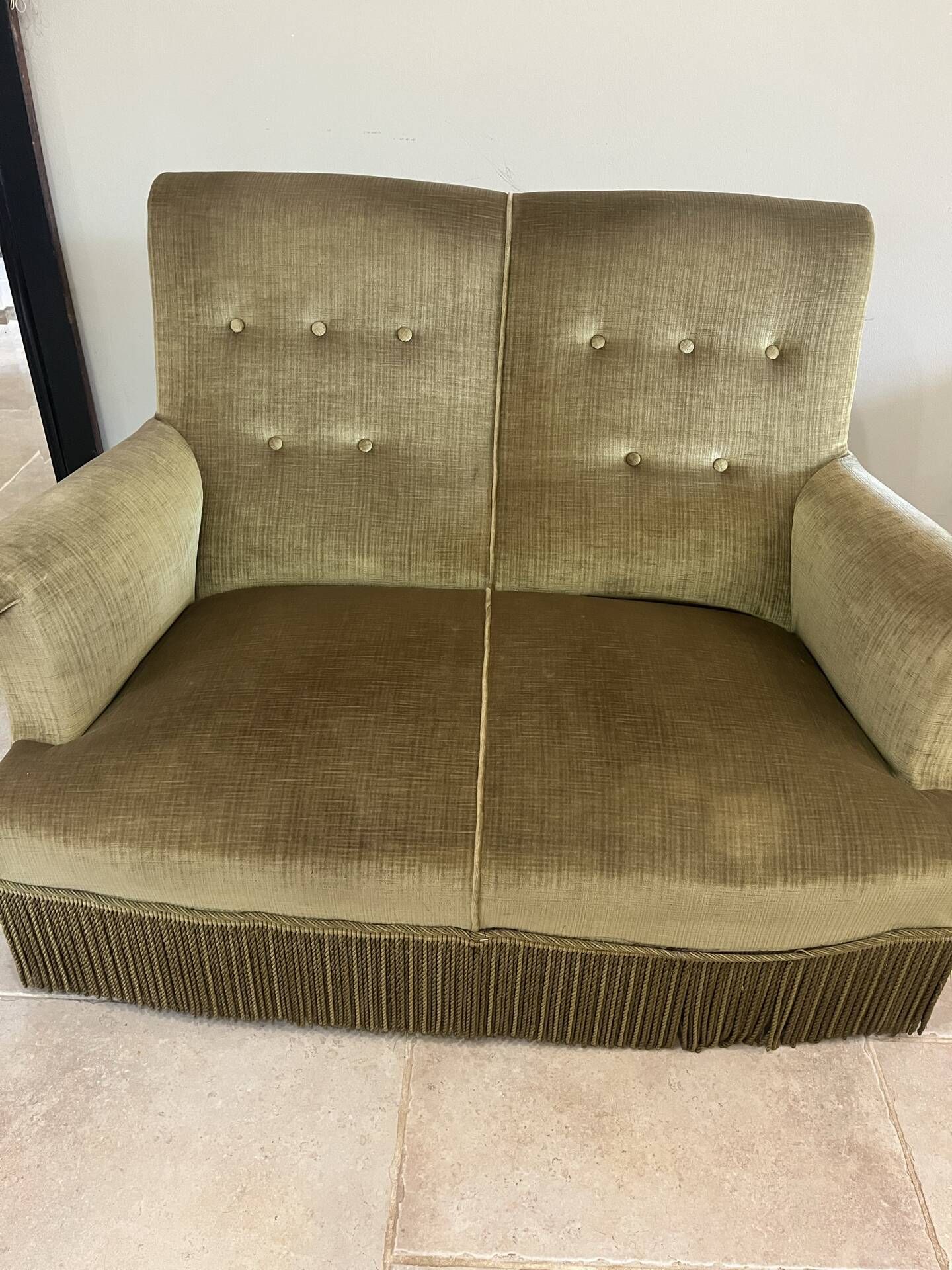 canapé crapaud double vintage en tissu vert olive et passementerie 