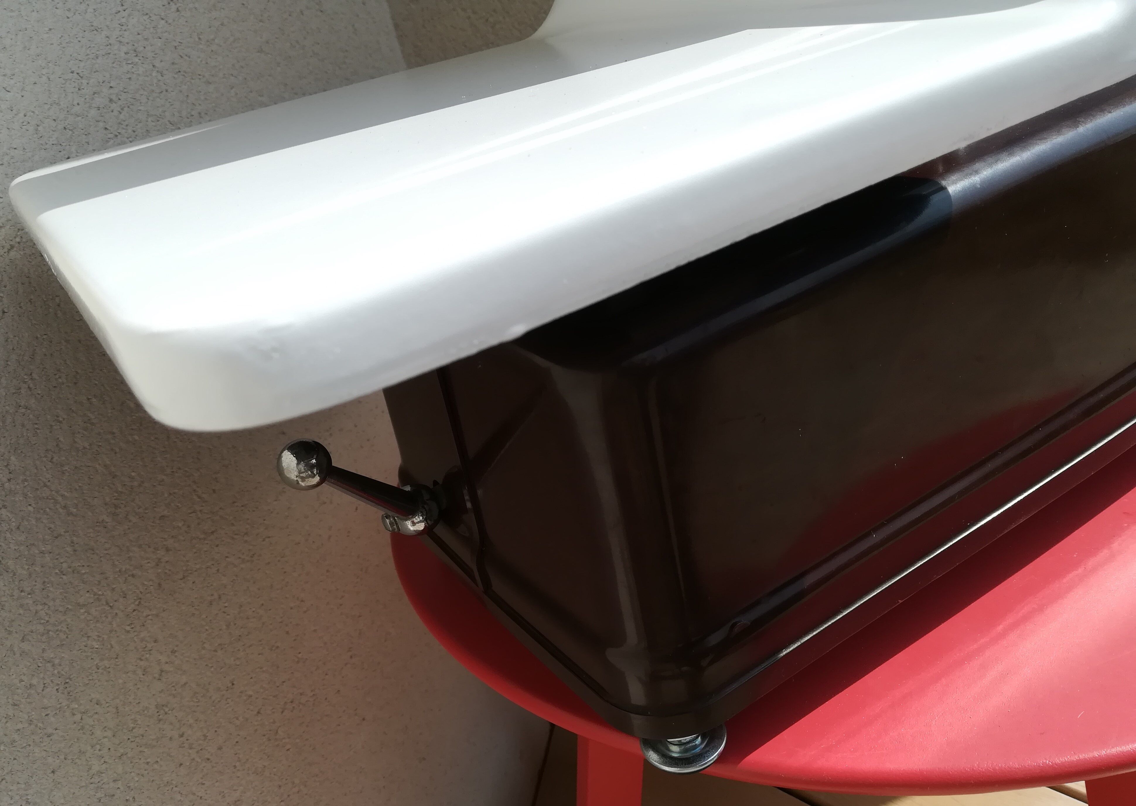 Sawbones in bakalite testut scale