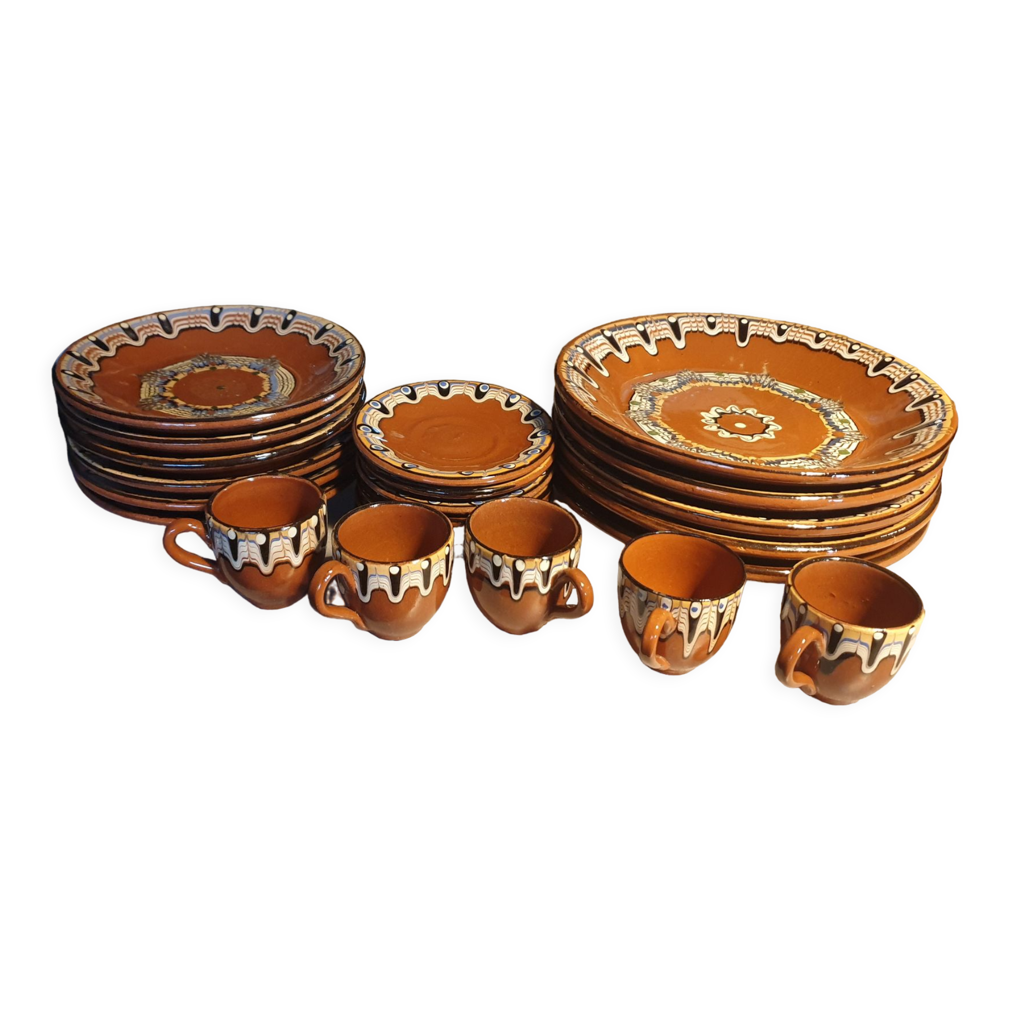 Terracotta service decorated with psychedelic drips