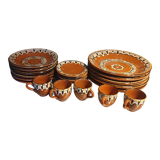 Terracotta service decorated with psychedelic drips