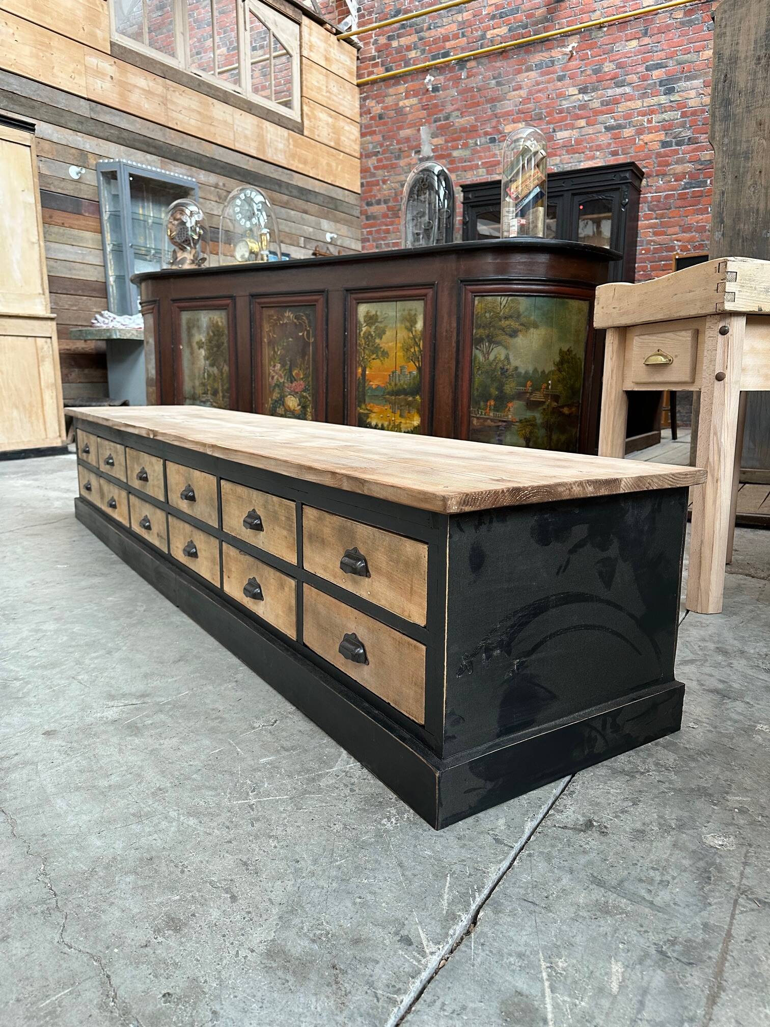 Meuble télé réalisé dans un ancien meuble de métier
