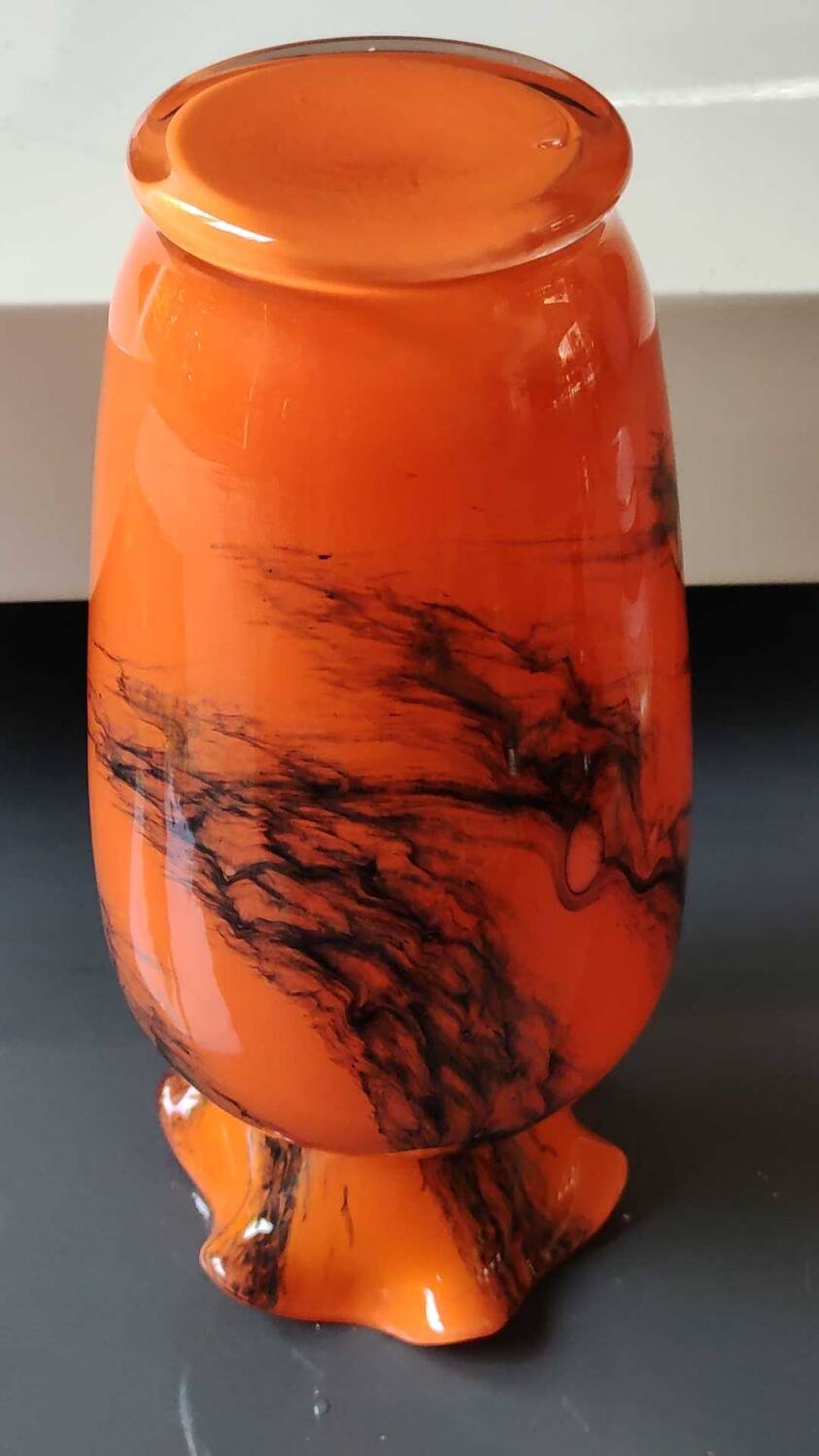 Corolla floral base. In blown Art glass, Murano Italy style. Black plumes of smoke. High 24 cm