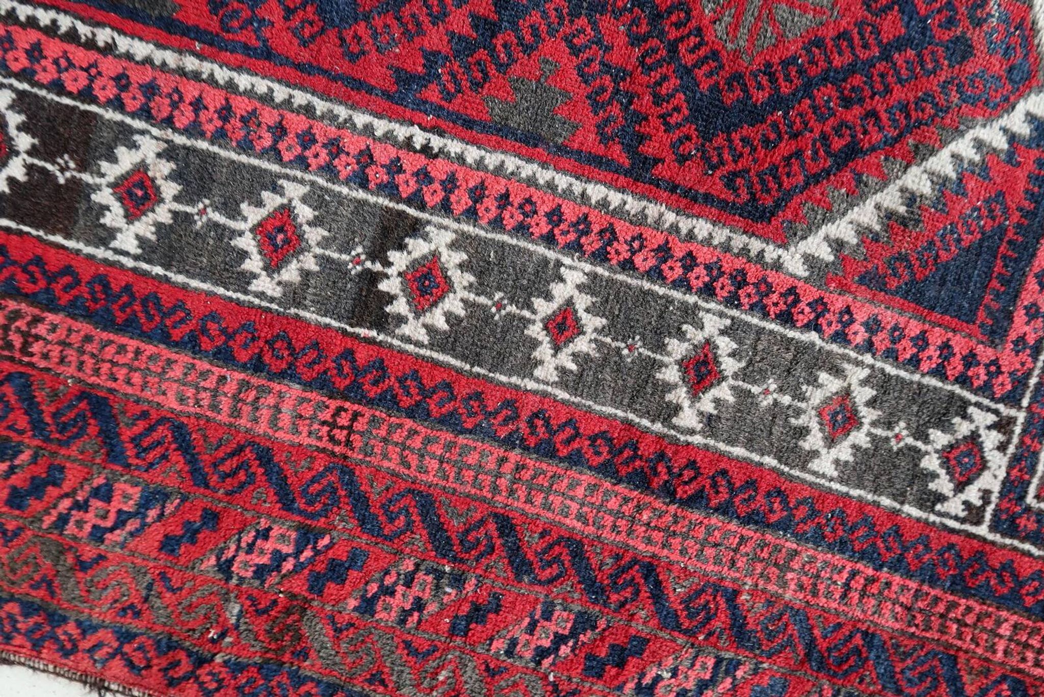 Tapis de Prière Vintage Baluch Fait Main en Laine – 94 x 152 cm