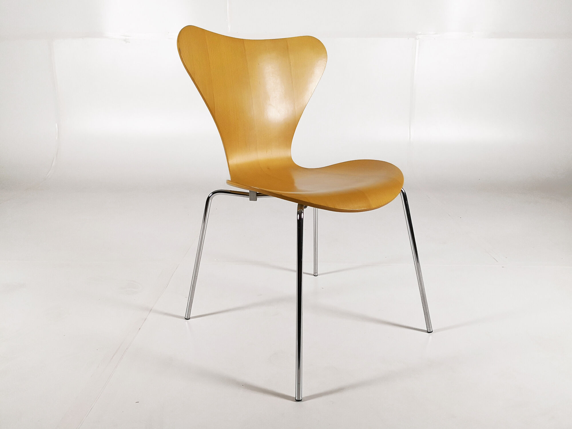 Pair of chairs 3107 "Butterfly" by Arne Jacobsen for Fritz Hansen