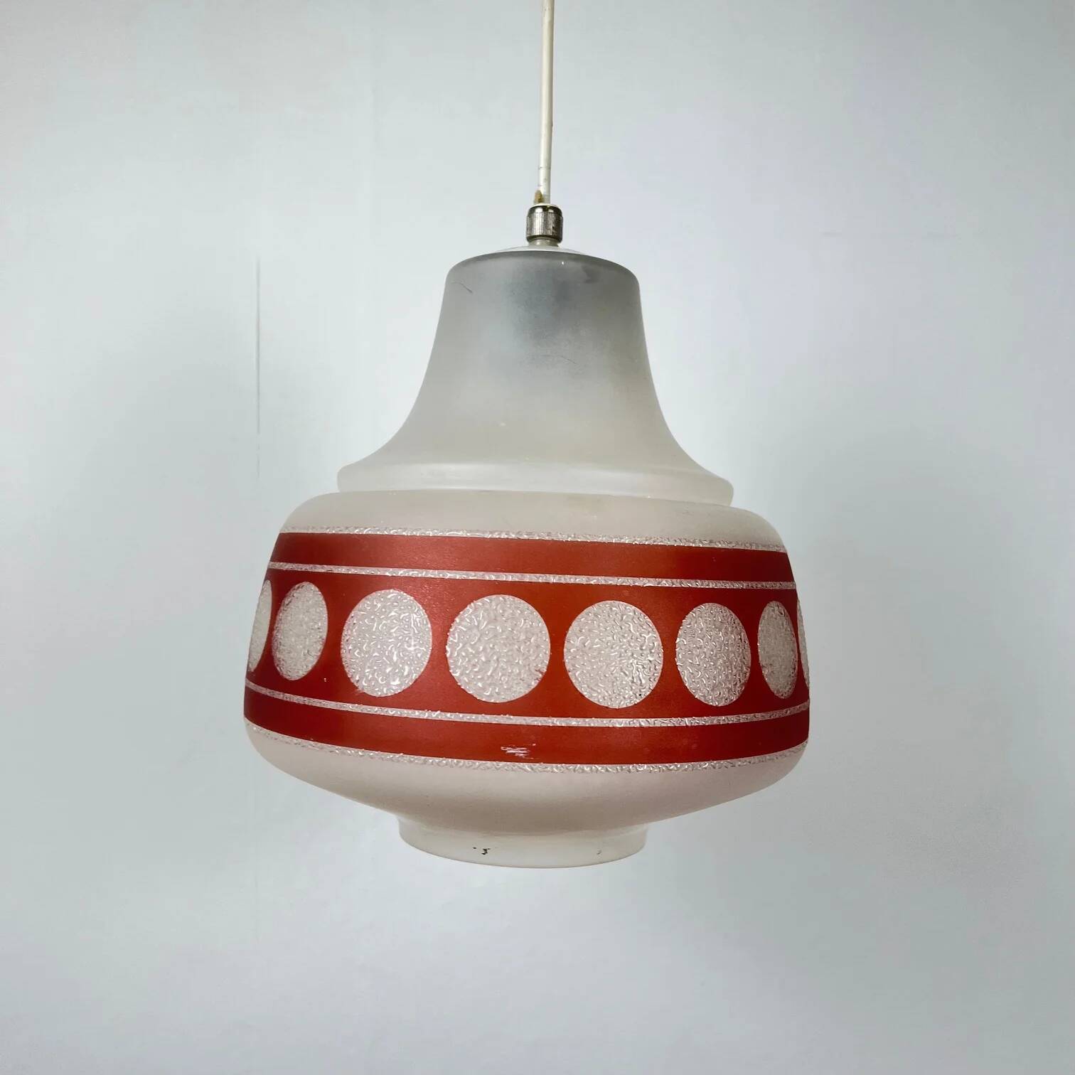 Suspension en verre opalin dépoli et rouge, 1960-70