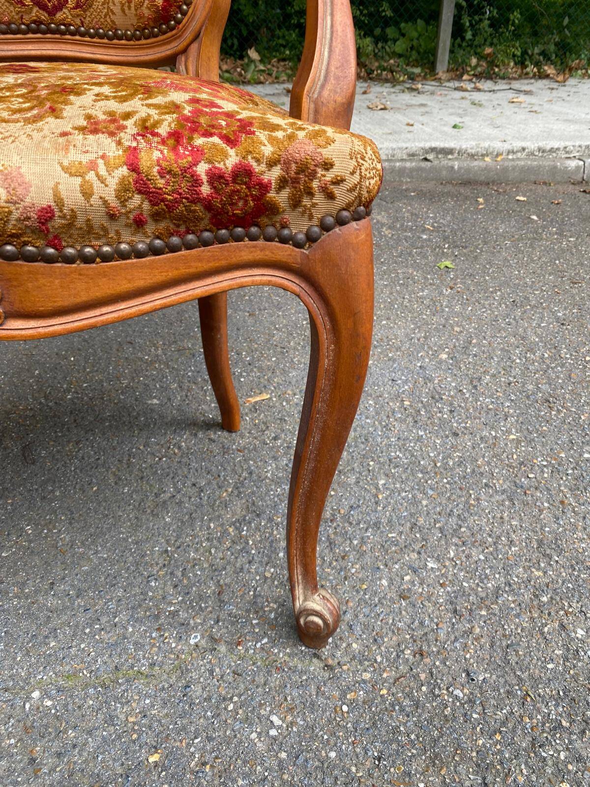 Louis XV armchair in carved solid wood and red and yellow fabric