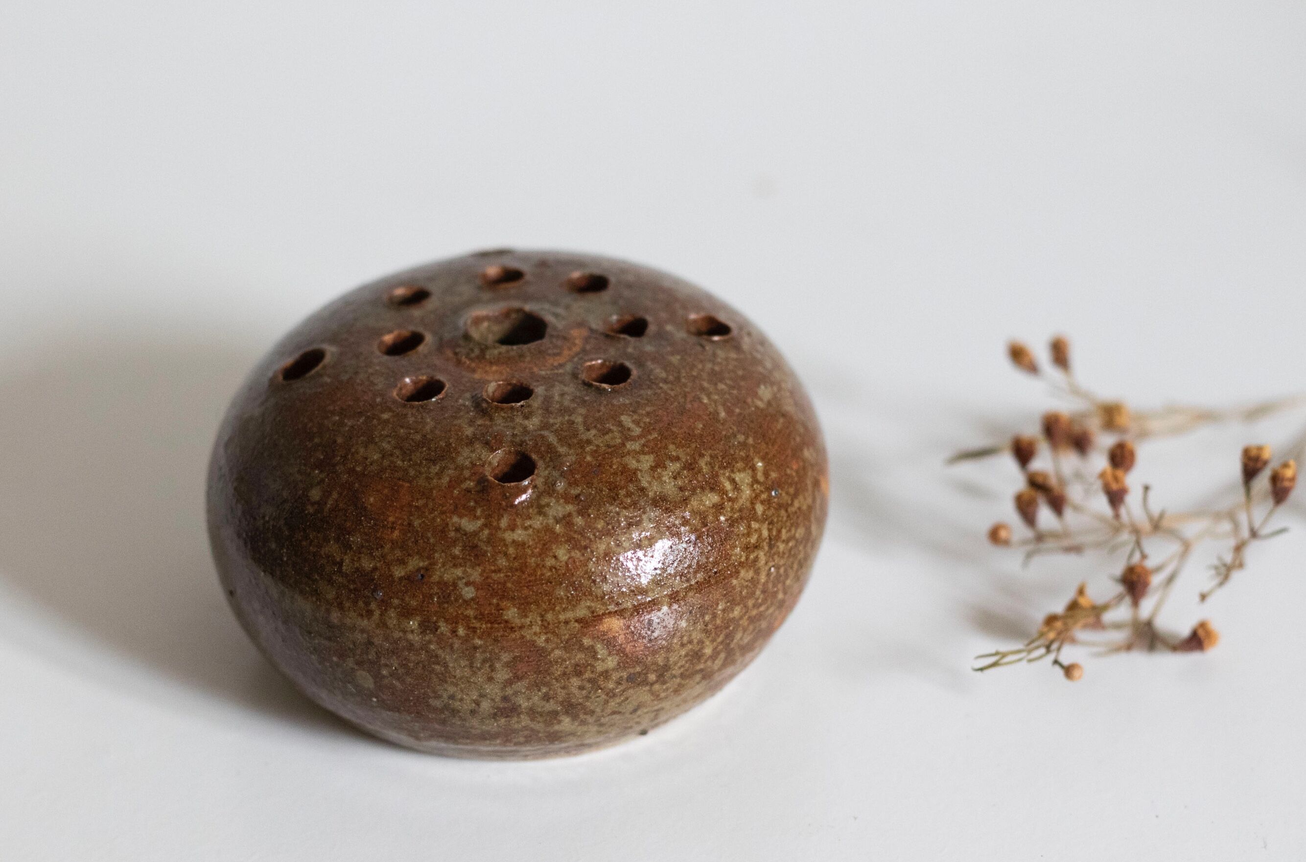 Pique flowers in stoneware signed Guy Baudat