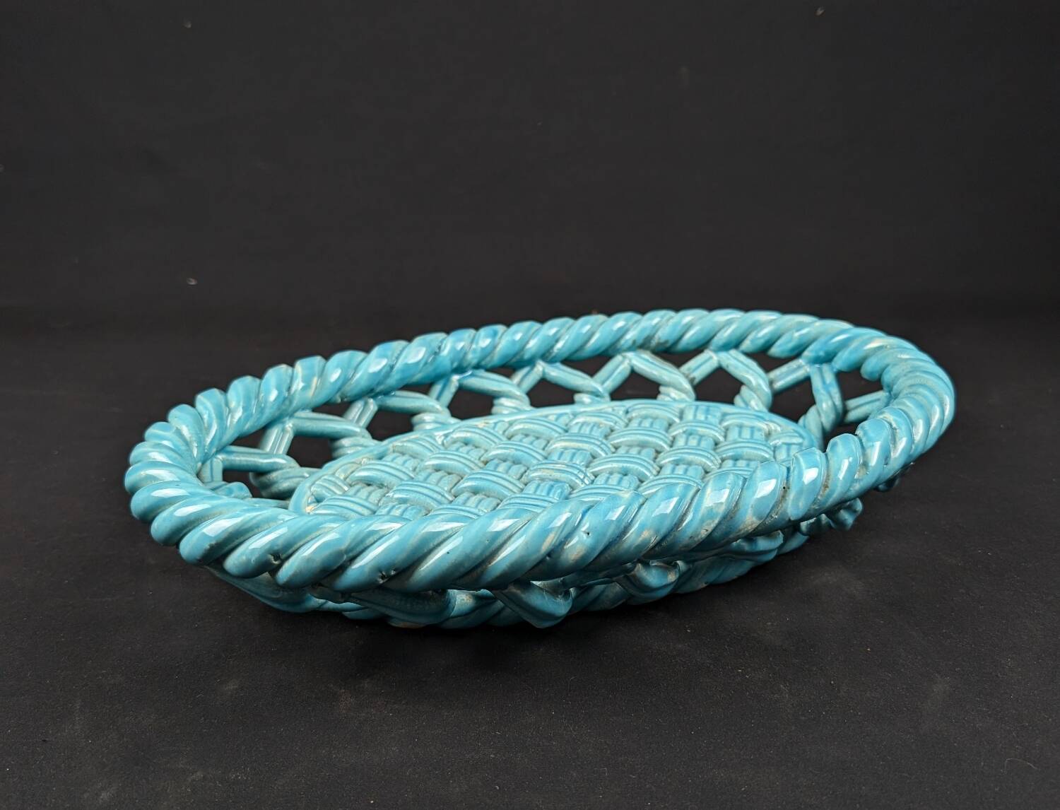 Vallauris flat basket in green woven ceramic