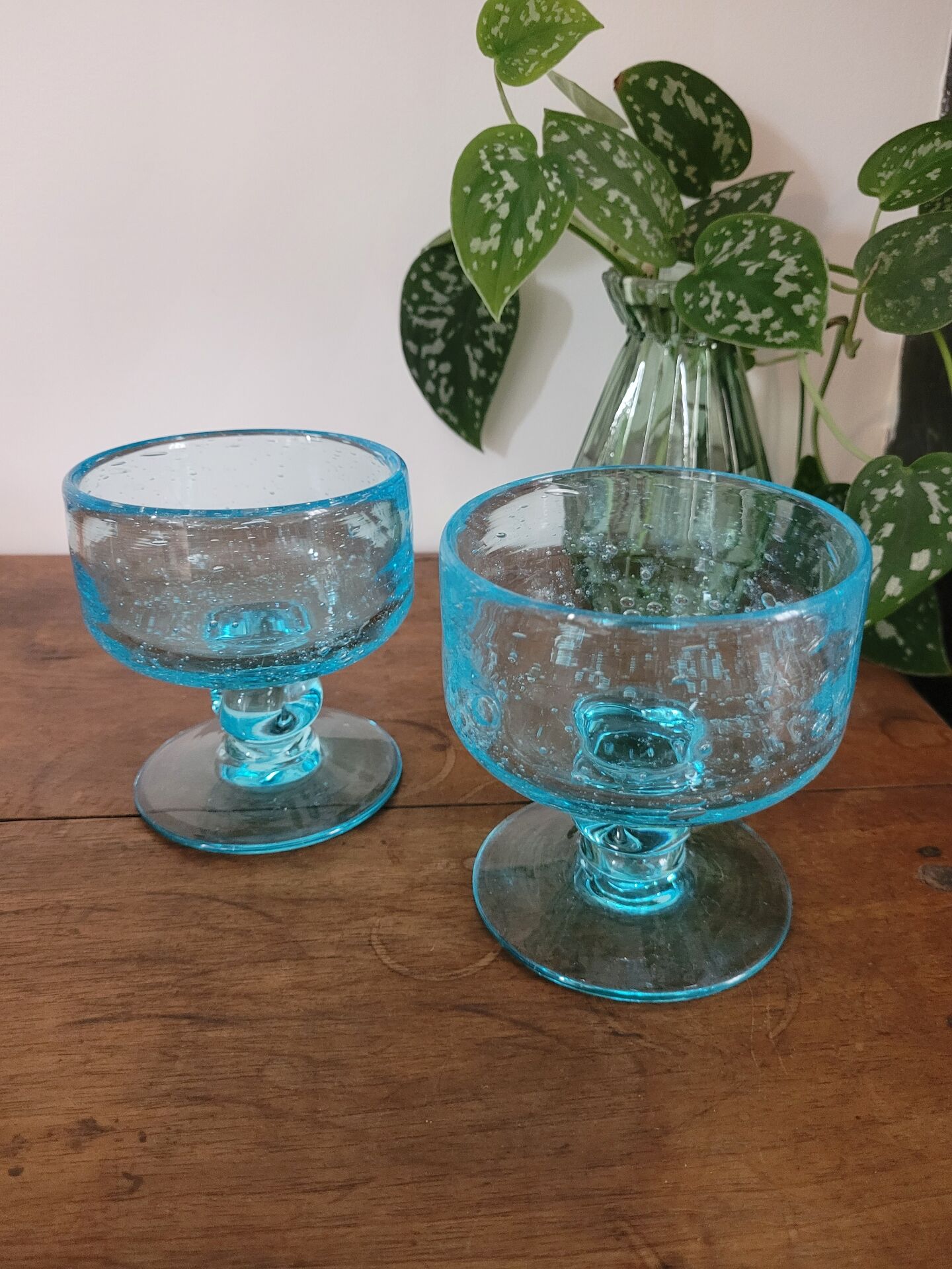 Coupes bleu en verre bullé