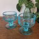 Coupes bleu en verre bullé