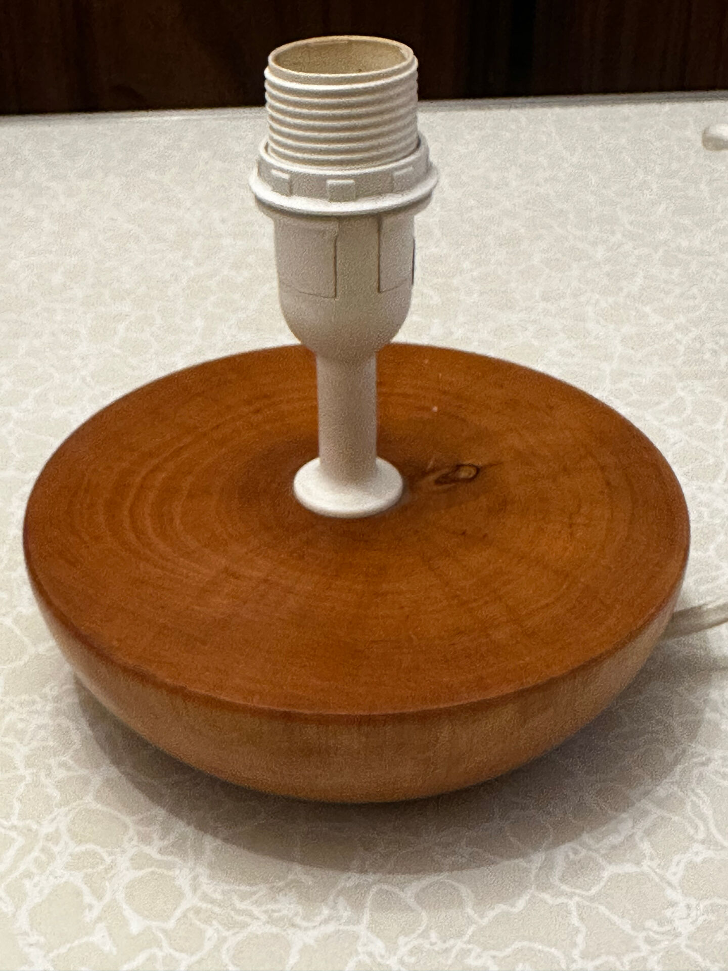 Petite lampe de table en bois massif tourné – années 80