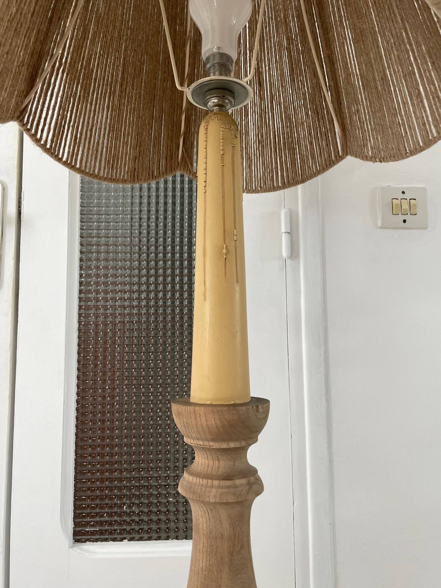 Lampadaire vintage en bois naturel et abat jour en corde années 1960