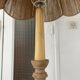 Lampadaire vintage en bois naturel et abat jour en corde années 1960