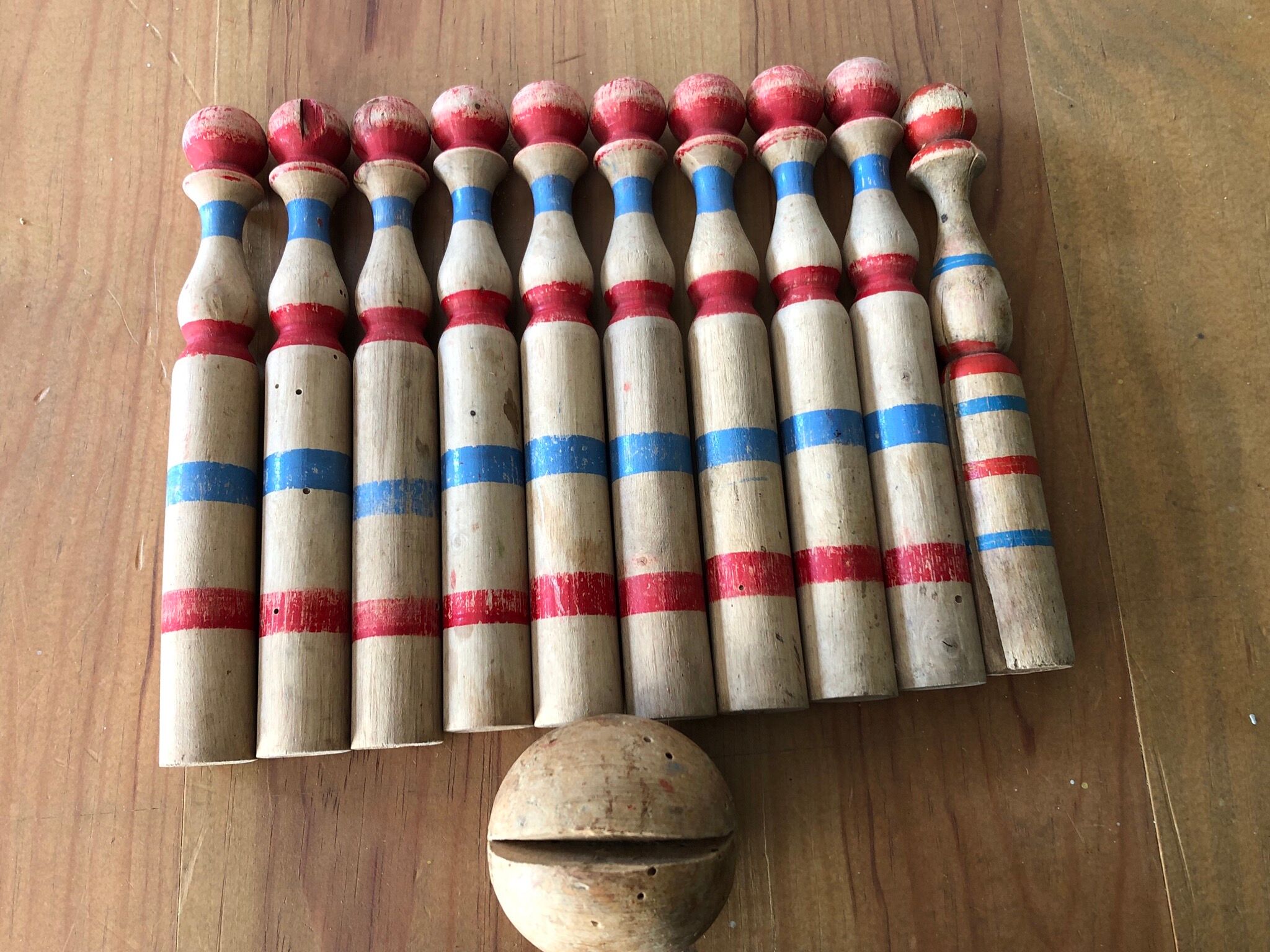 Vintage bowling game in dung