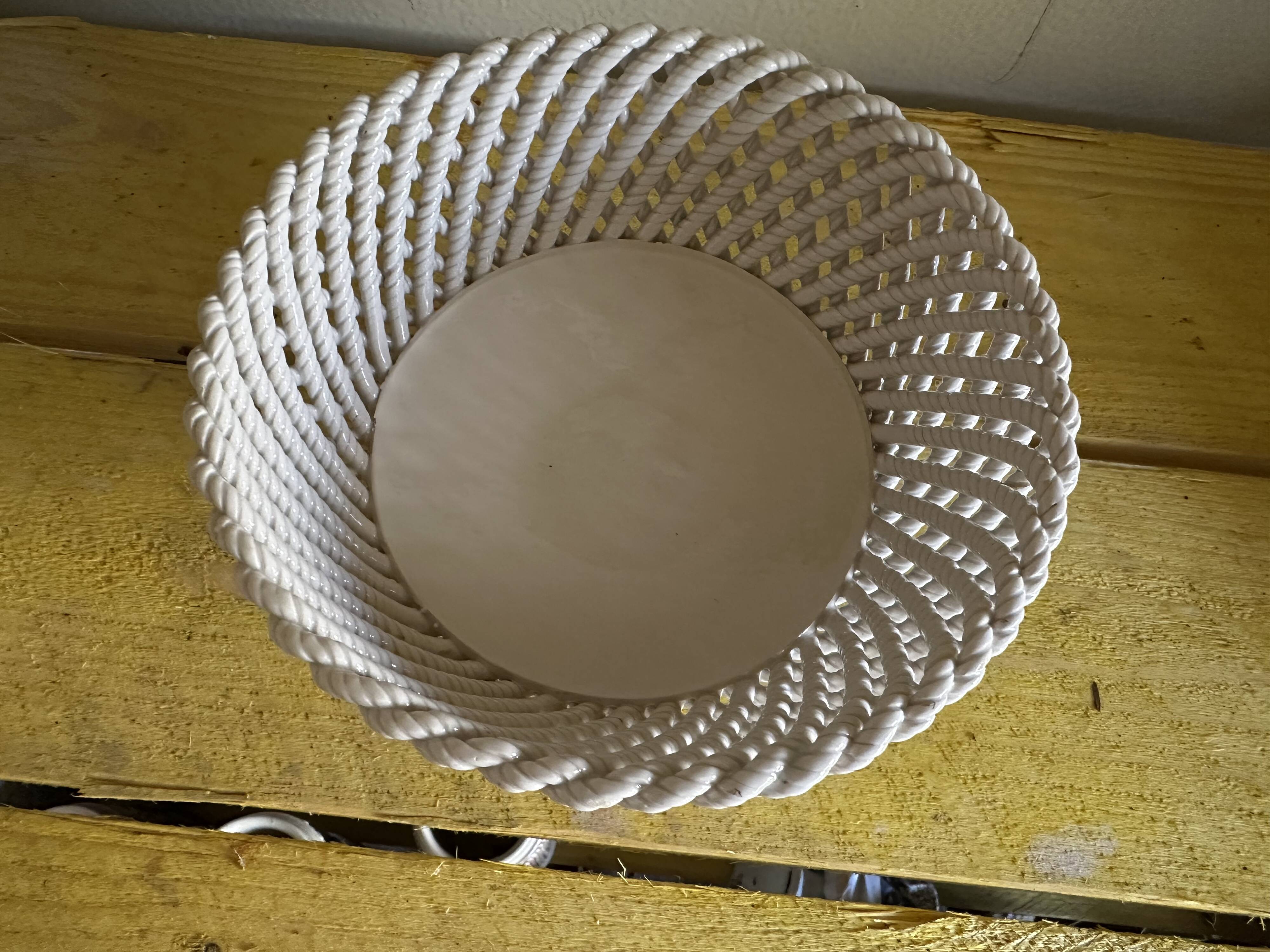Mid-century woven ceramic basket / empty pocket, diameter 19 cm