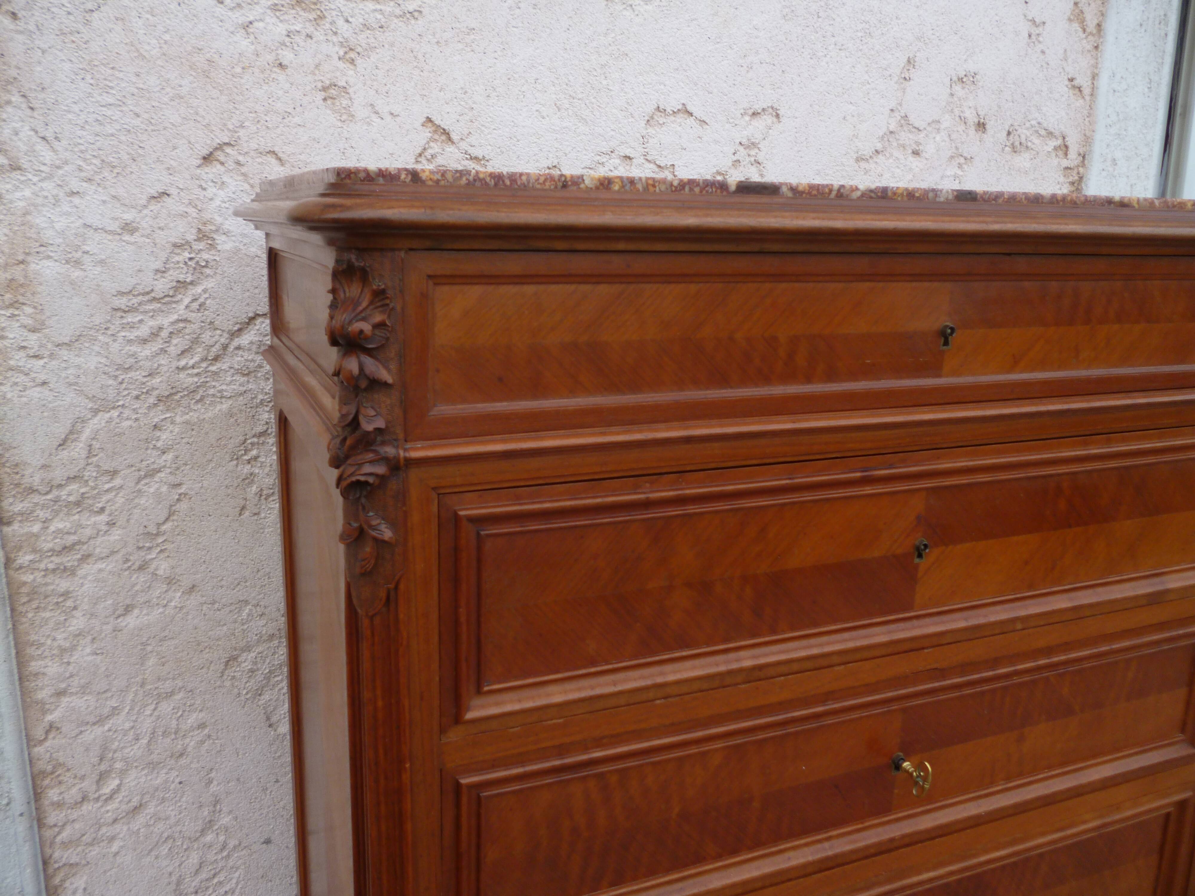 Dresser XlX, style Louis XV