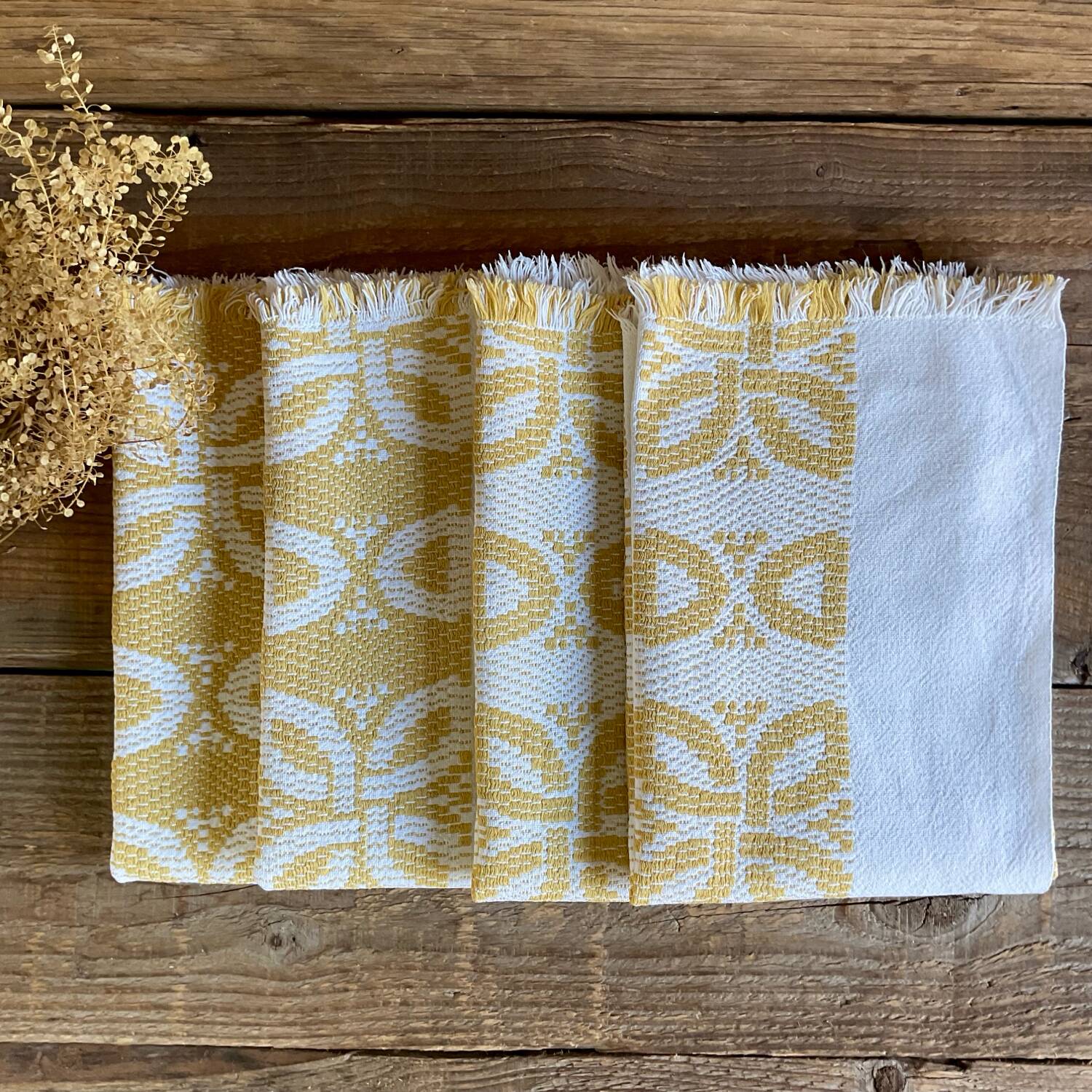 4 vintage napkins