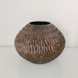 Vase en bois taillé