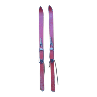 Anciens skis en bois vintage