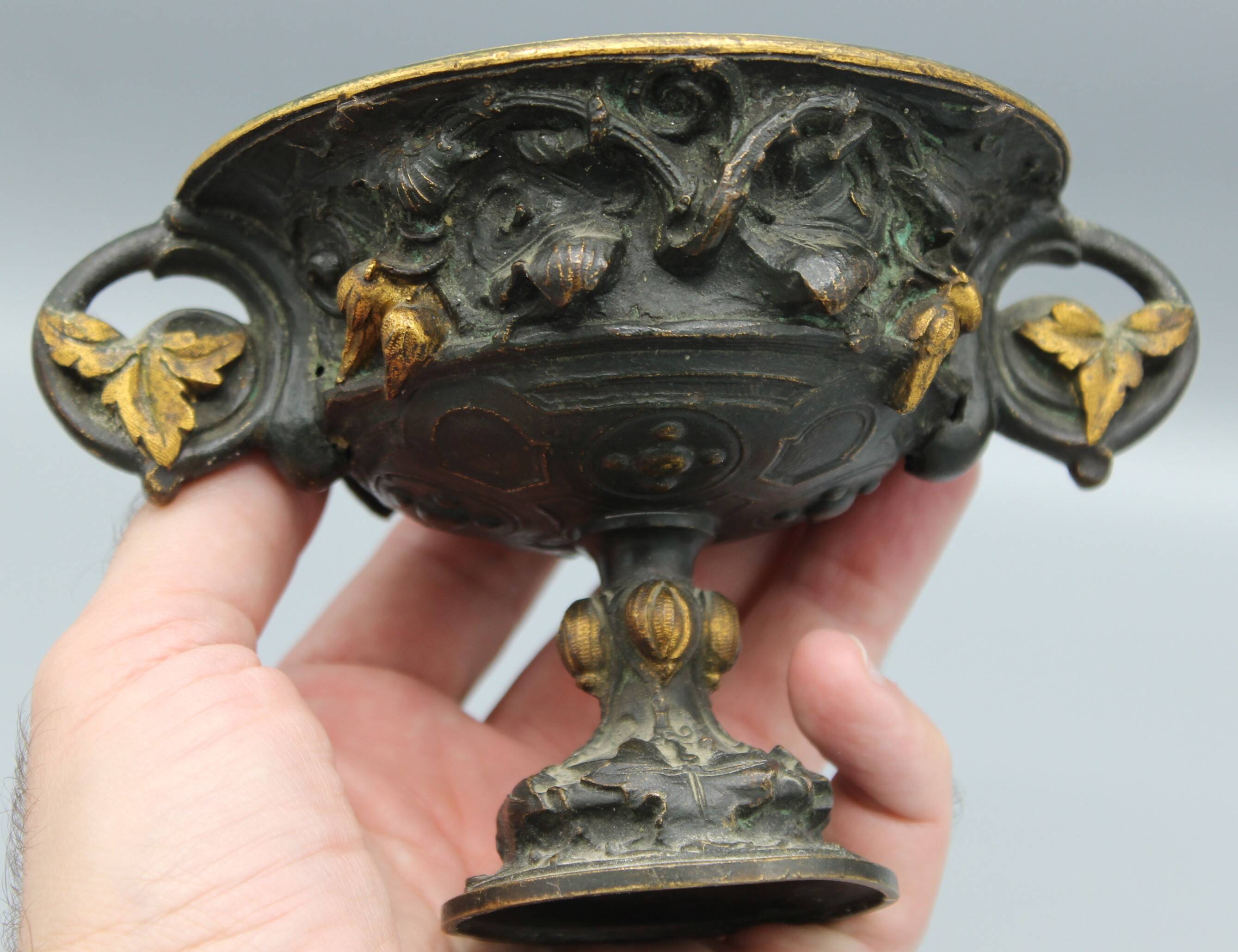 Bronze pedestal bowl with leaf decoration