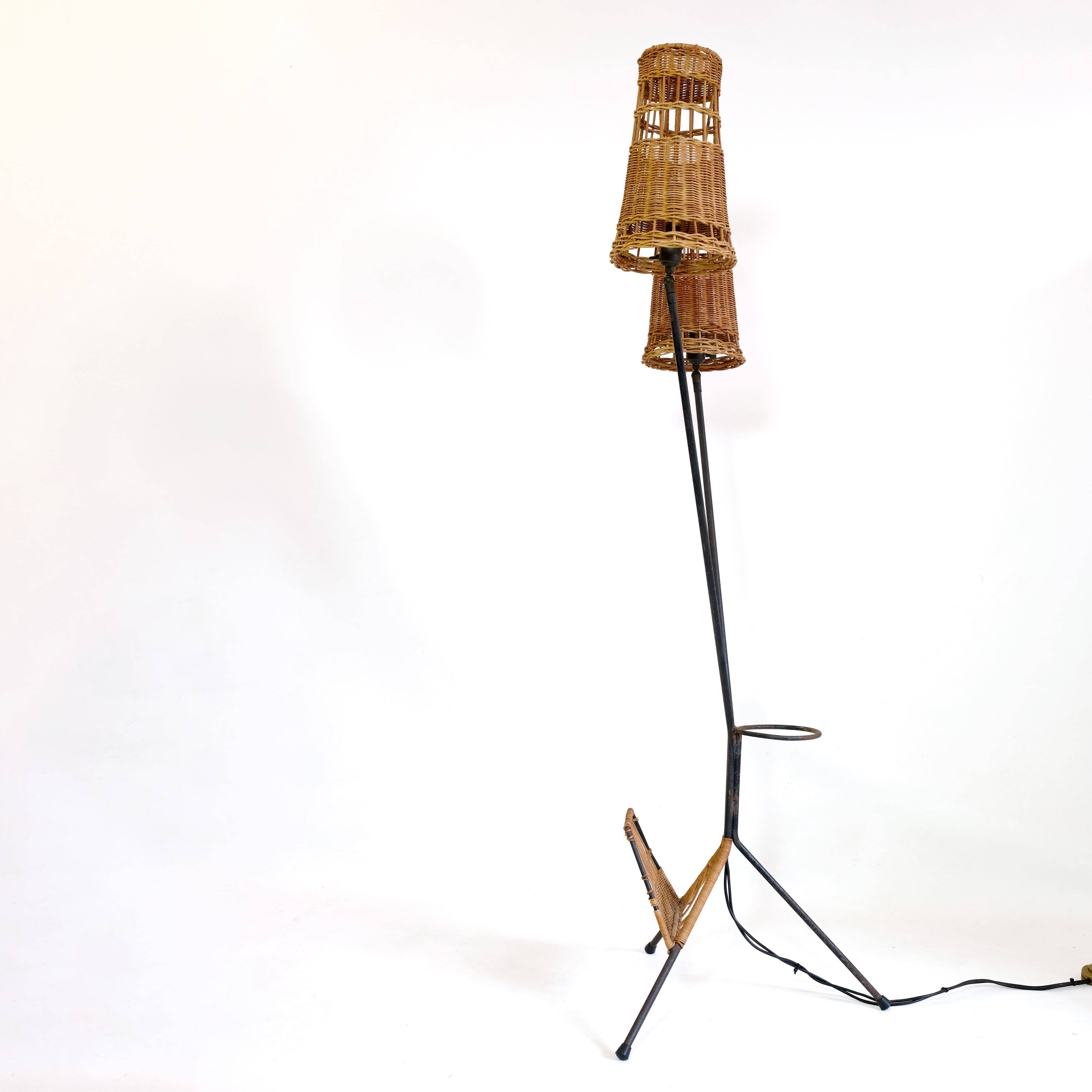 Lampadaire à deux feux en métal et osier des années 50-60.
