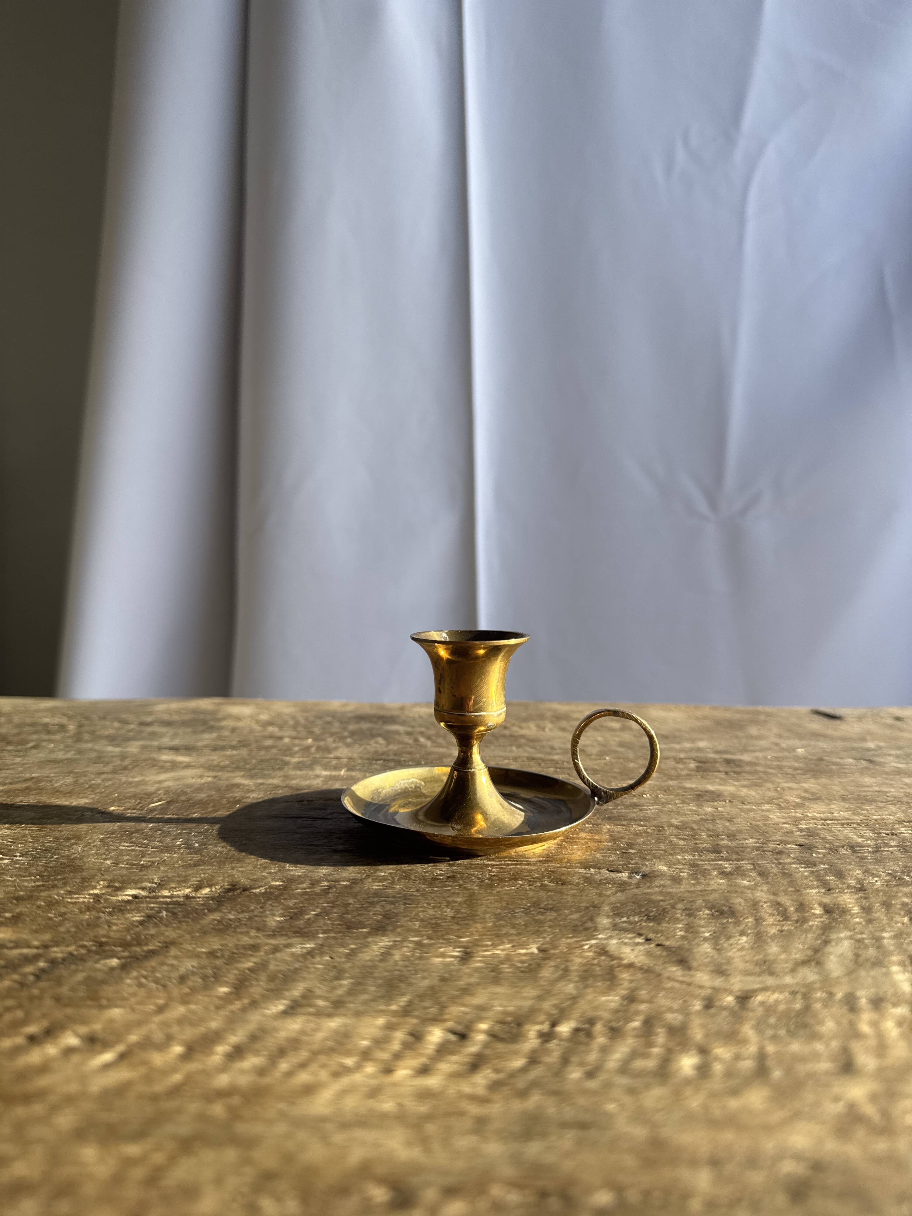 Small golden hand candlestick with a round loop handle D8 H6.5