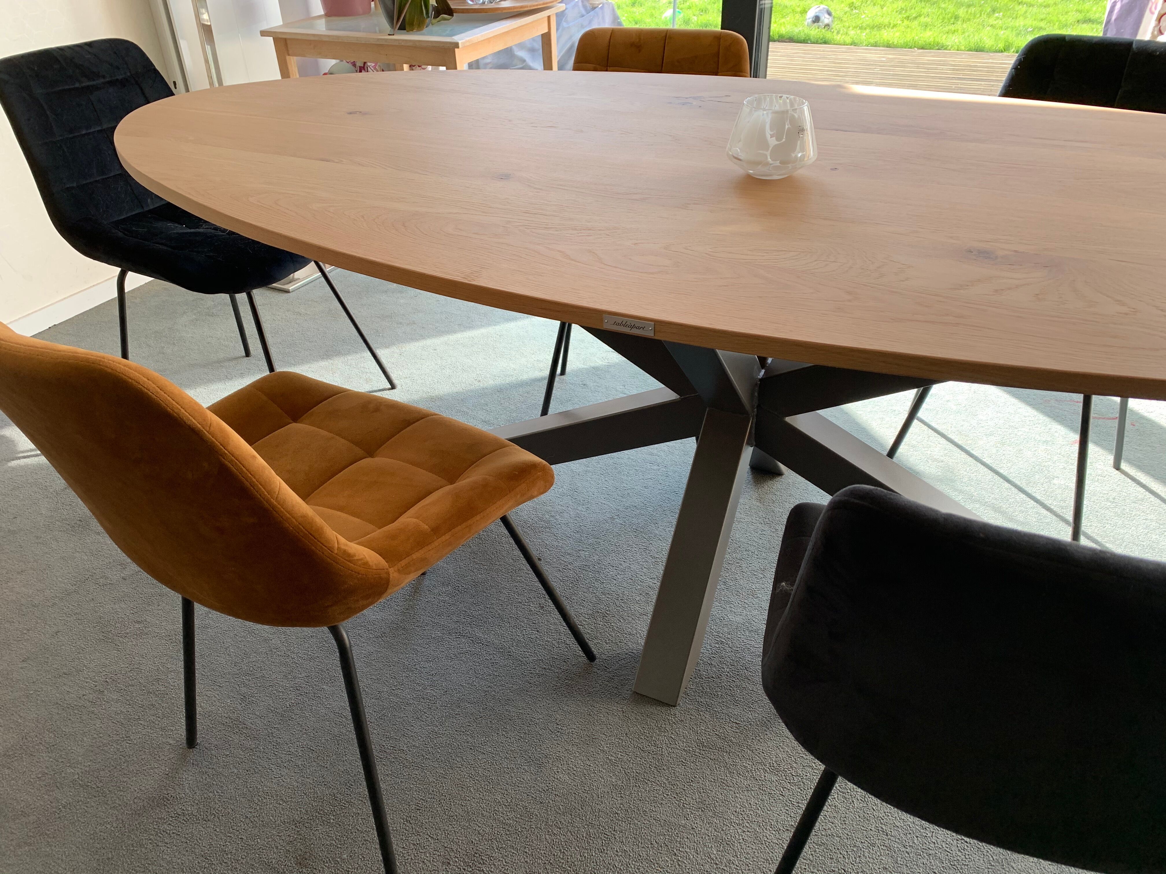 Oval table in solid oak refined edges with central foot in black metal