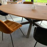 Table ovale en chêne massif bords affinés avec pied central en métal noir