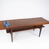 Table basse en teck avec tuiles bleues de design danois des années 1960.