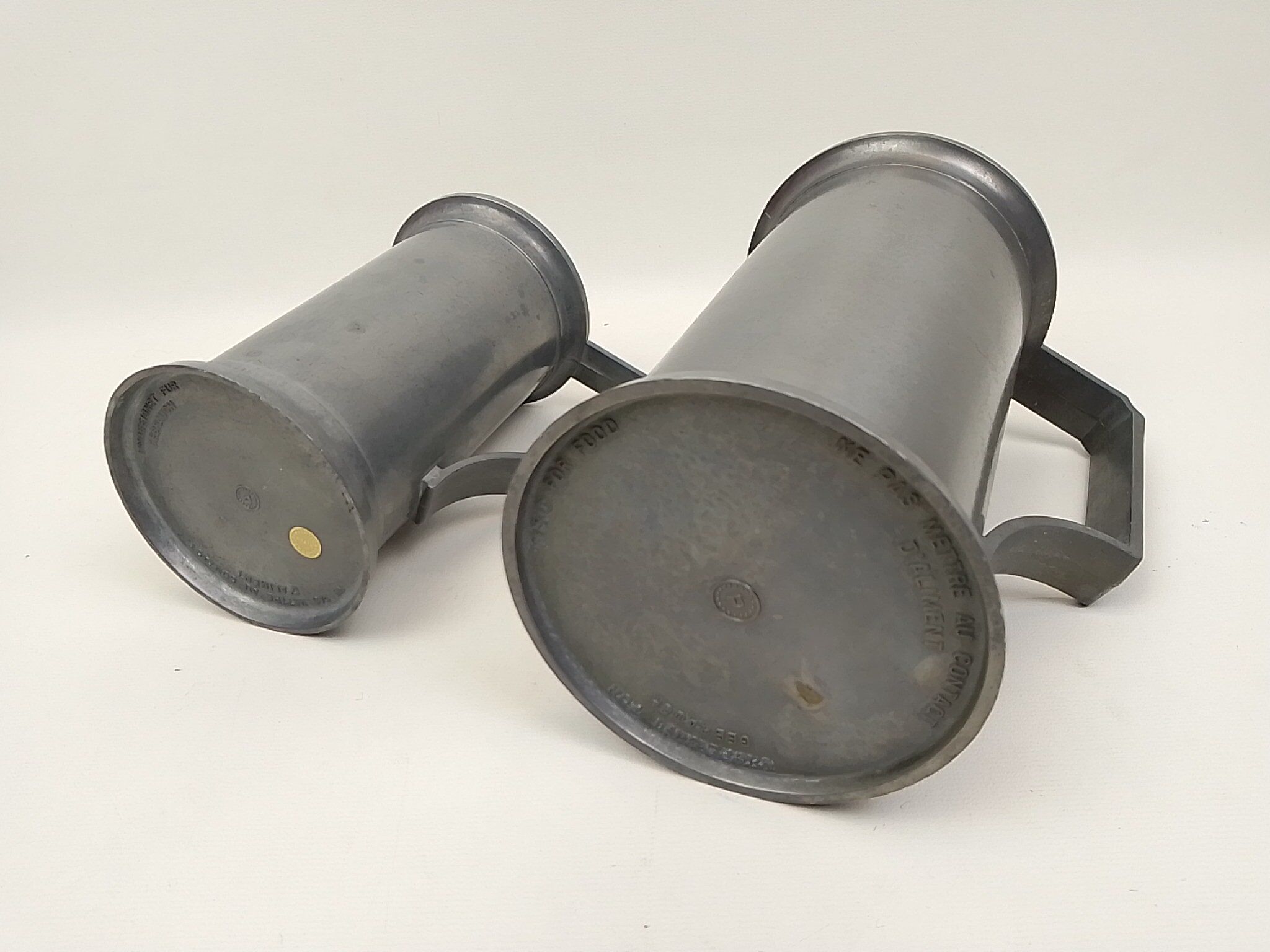 Lot de 2 pichets en étain de 18 cm et 14 cm