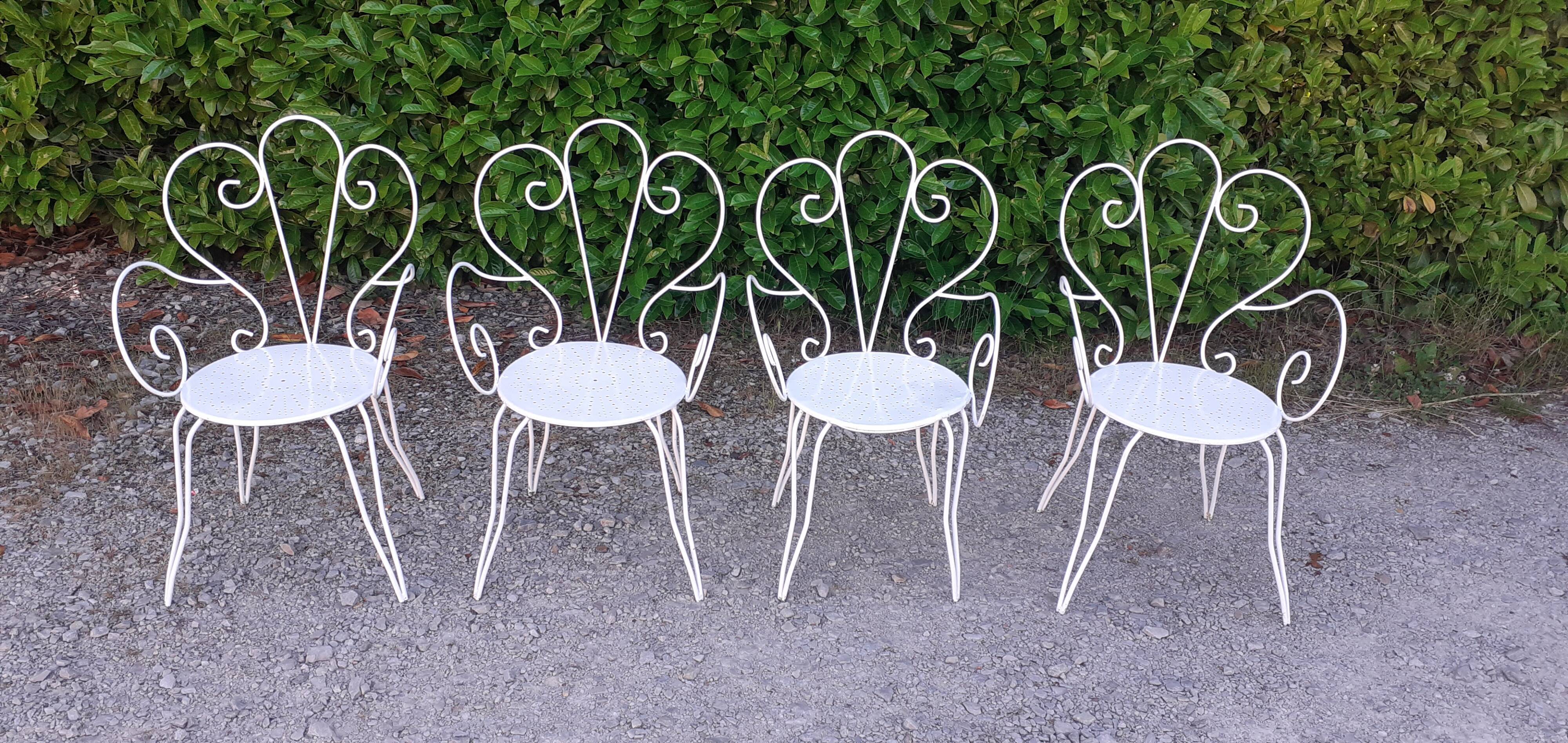 Salon de jardin 1 table 4 fauteuils en fer forgé blanc ancien.