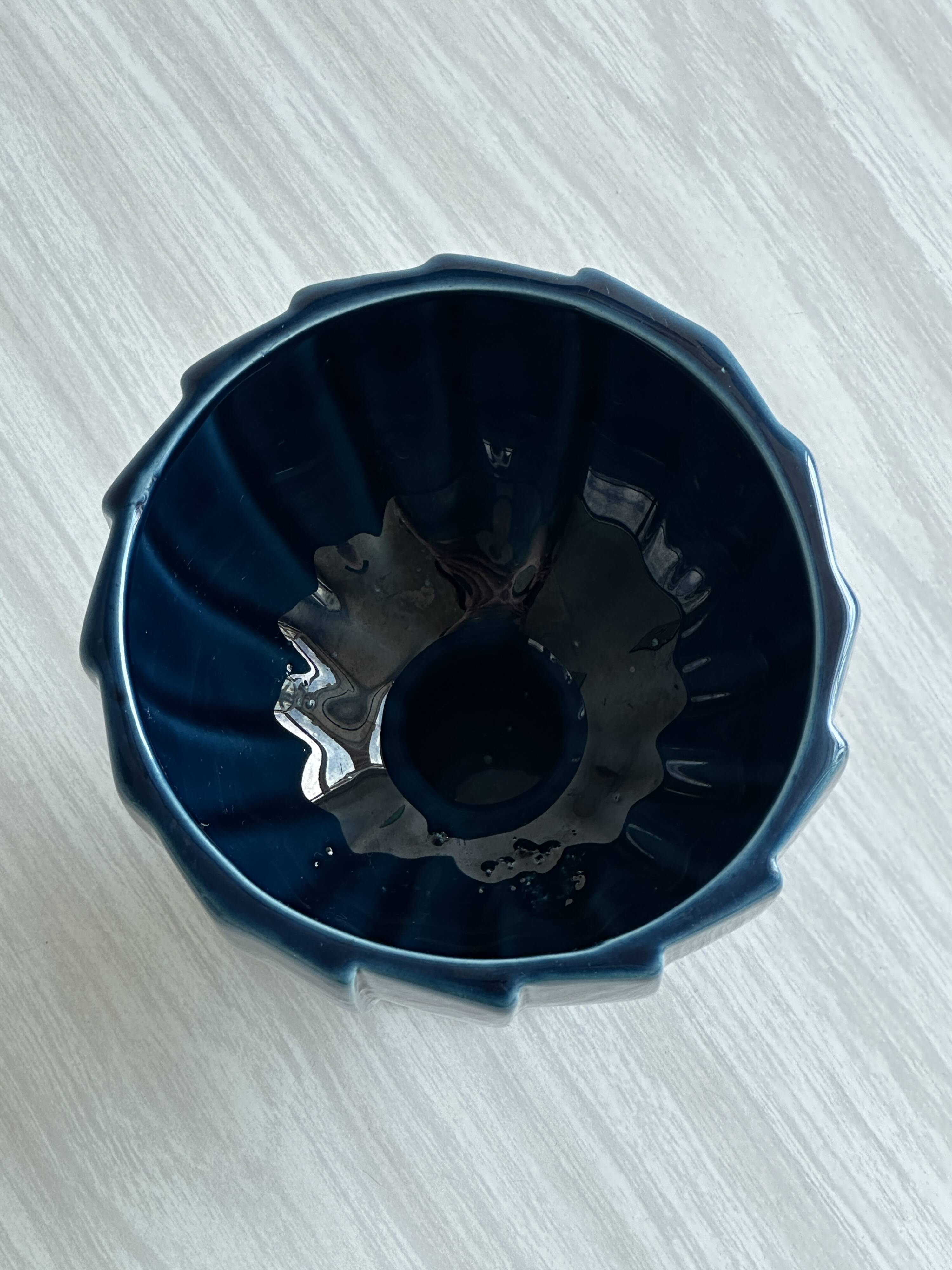 Petite coupe décorative bleue