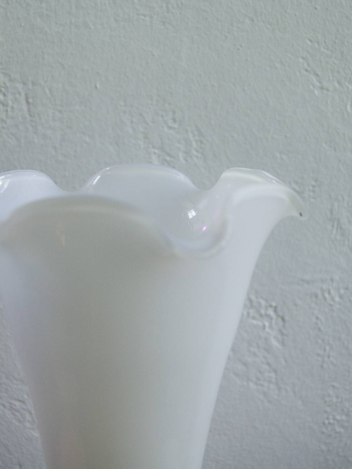 Vase vintage en verre opalin – Blanc et améthyste, années 1970/80