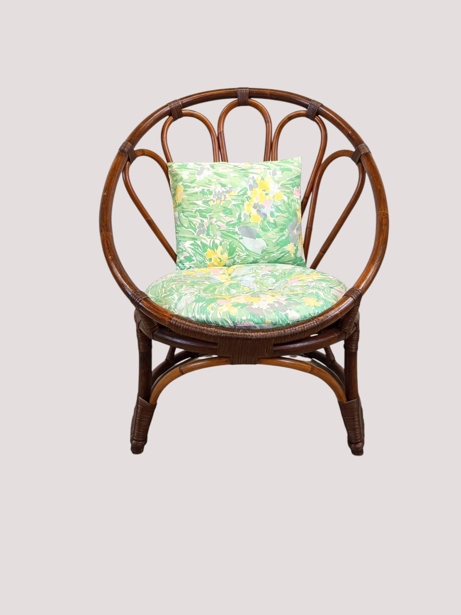 Fauteuil corbeille vintage en rotin à dossier soleil – Style Riviera, année