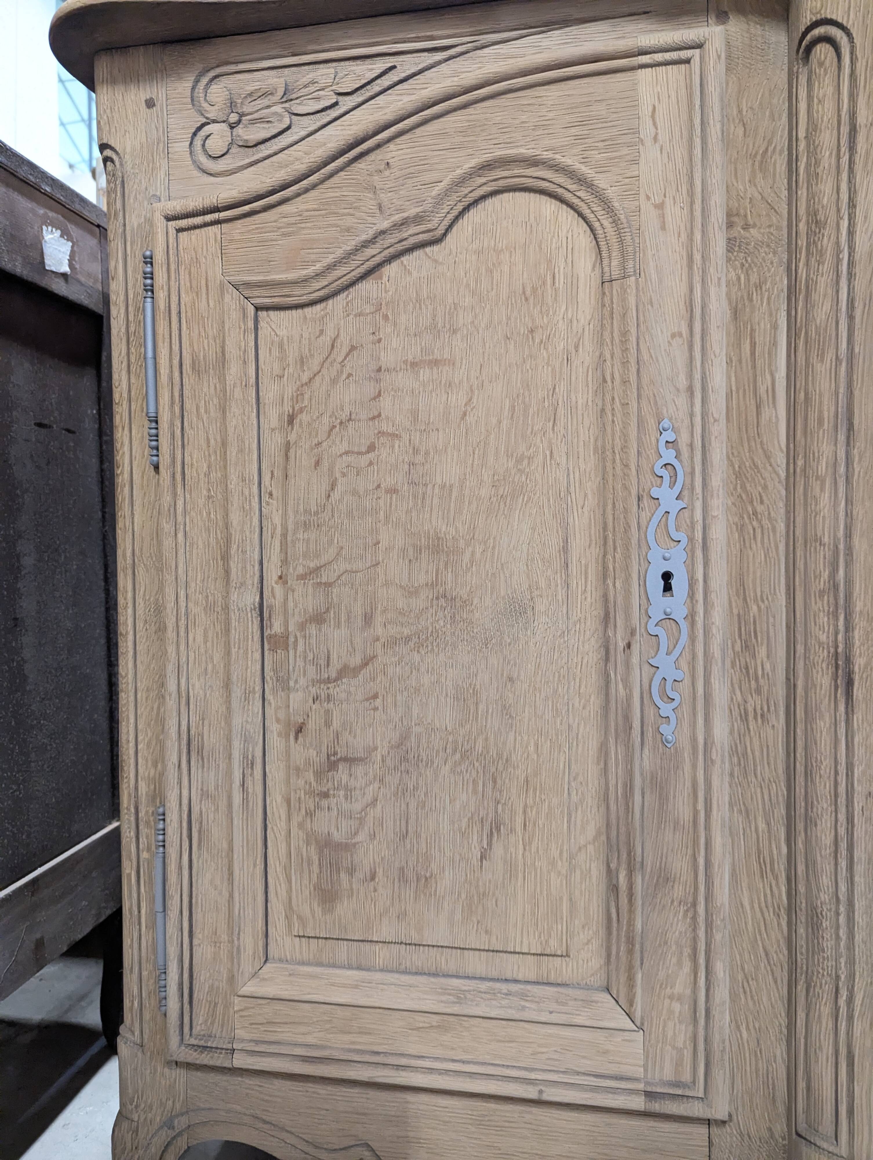 Striped oak buffet in Louis XV style