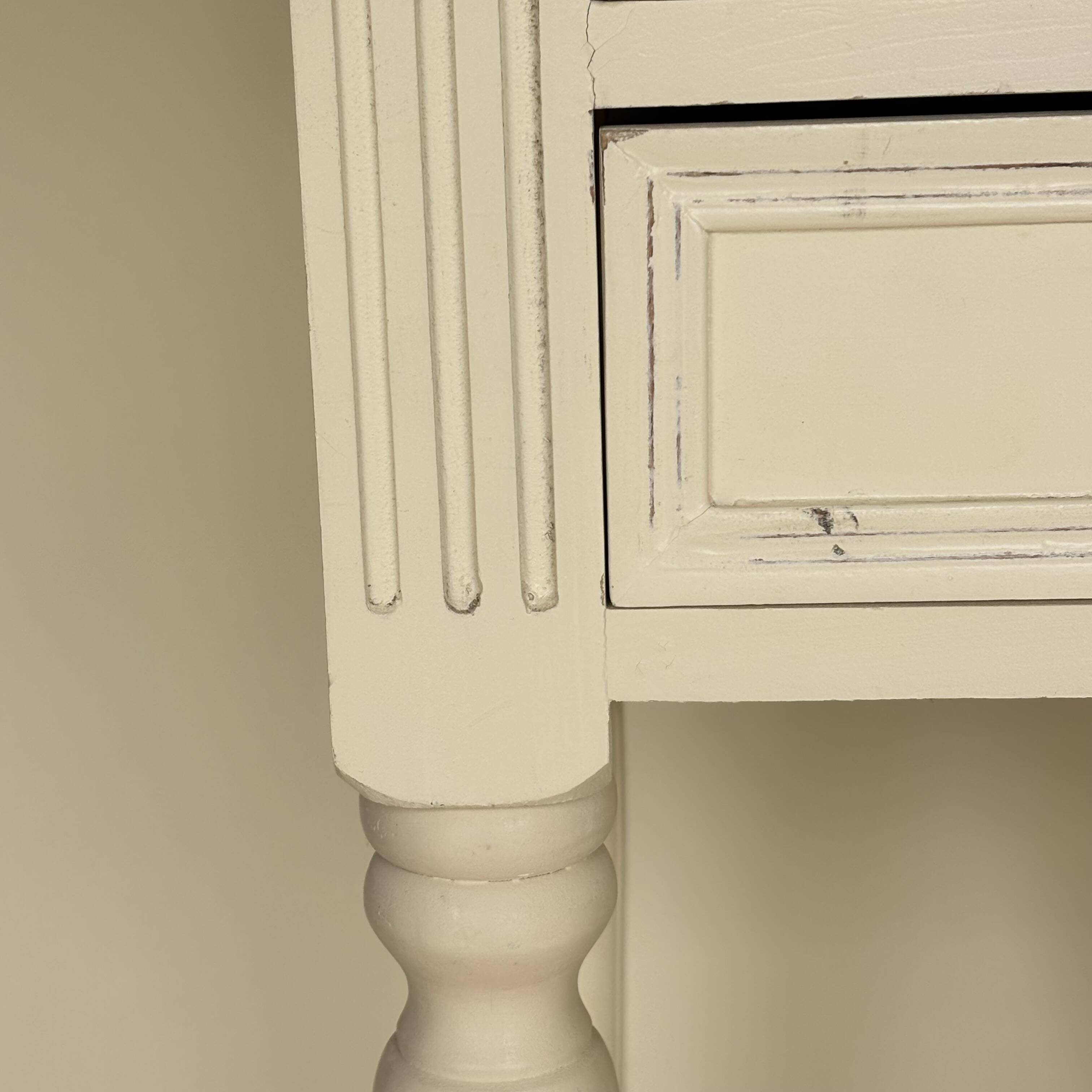 Mini dressing table