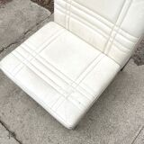 Fauteuil rétro en simili cuir skaï blanc ivoire et structure en métal chromé