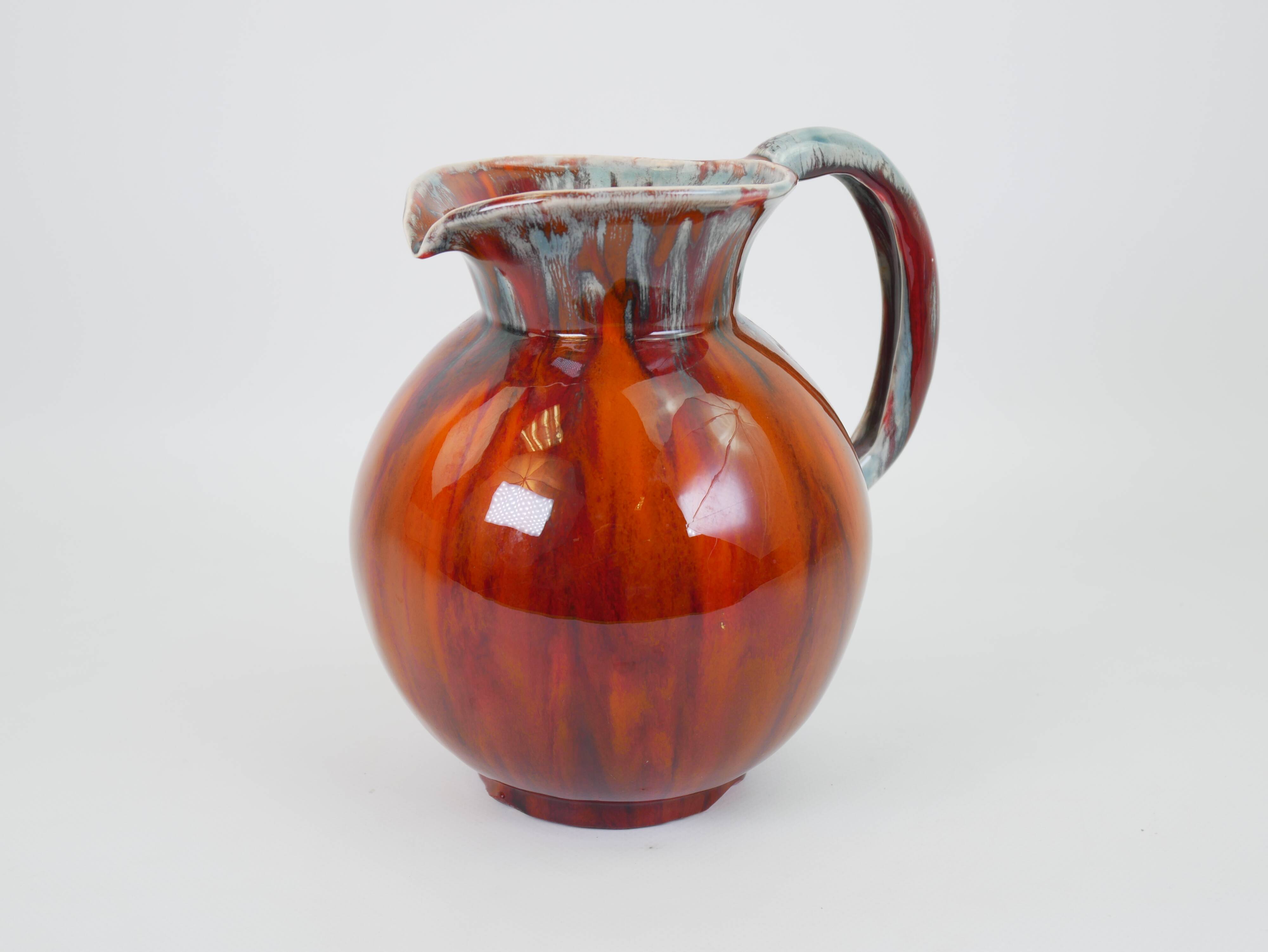 Pichet en céramique émaillée rouge et bleu signé Delène