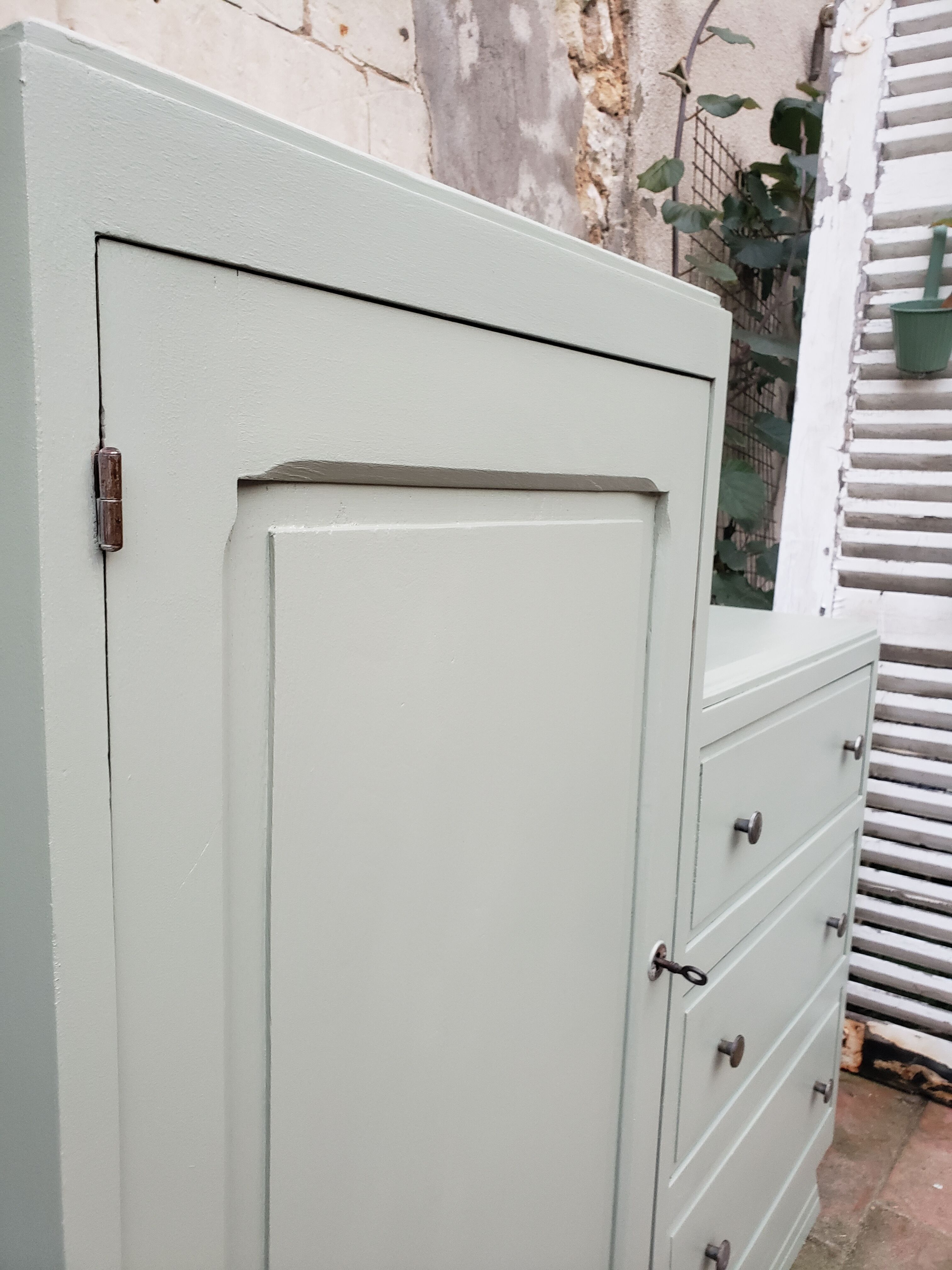Commode asymétrique vintage vert lichen