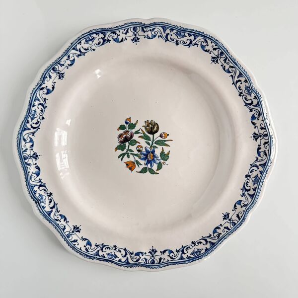 2 Assiettes en Faïence de Moustiers   XVIIIᵉ siècle   Décor floral coloré