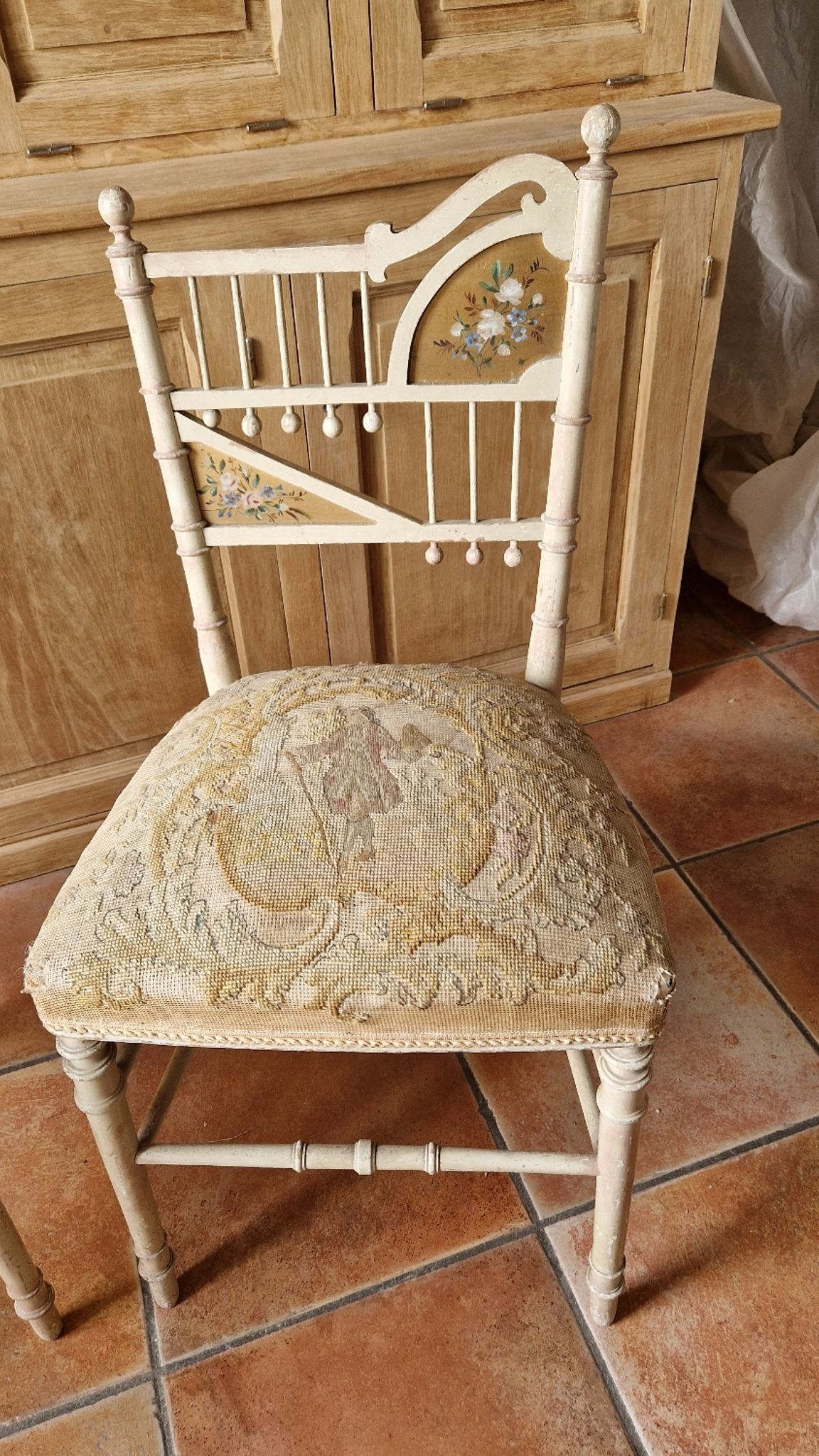 Paire de chaises de salon style Louis XVI