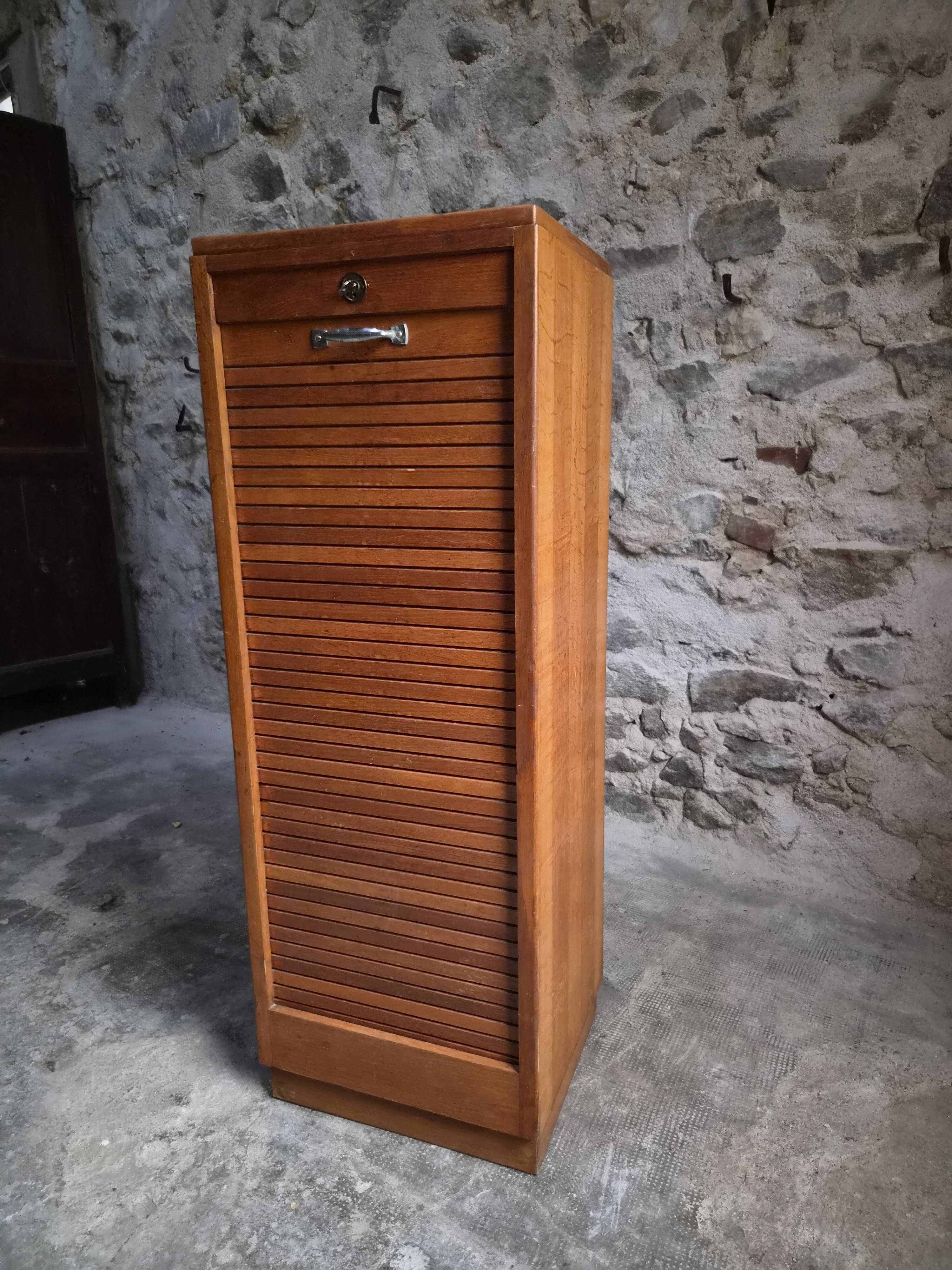 Armoire à rideau vintage en chêne | France | 1960s–1970s