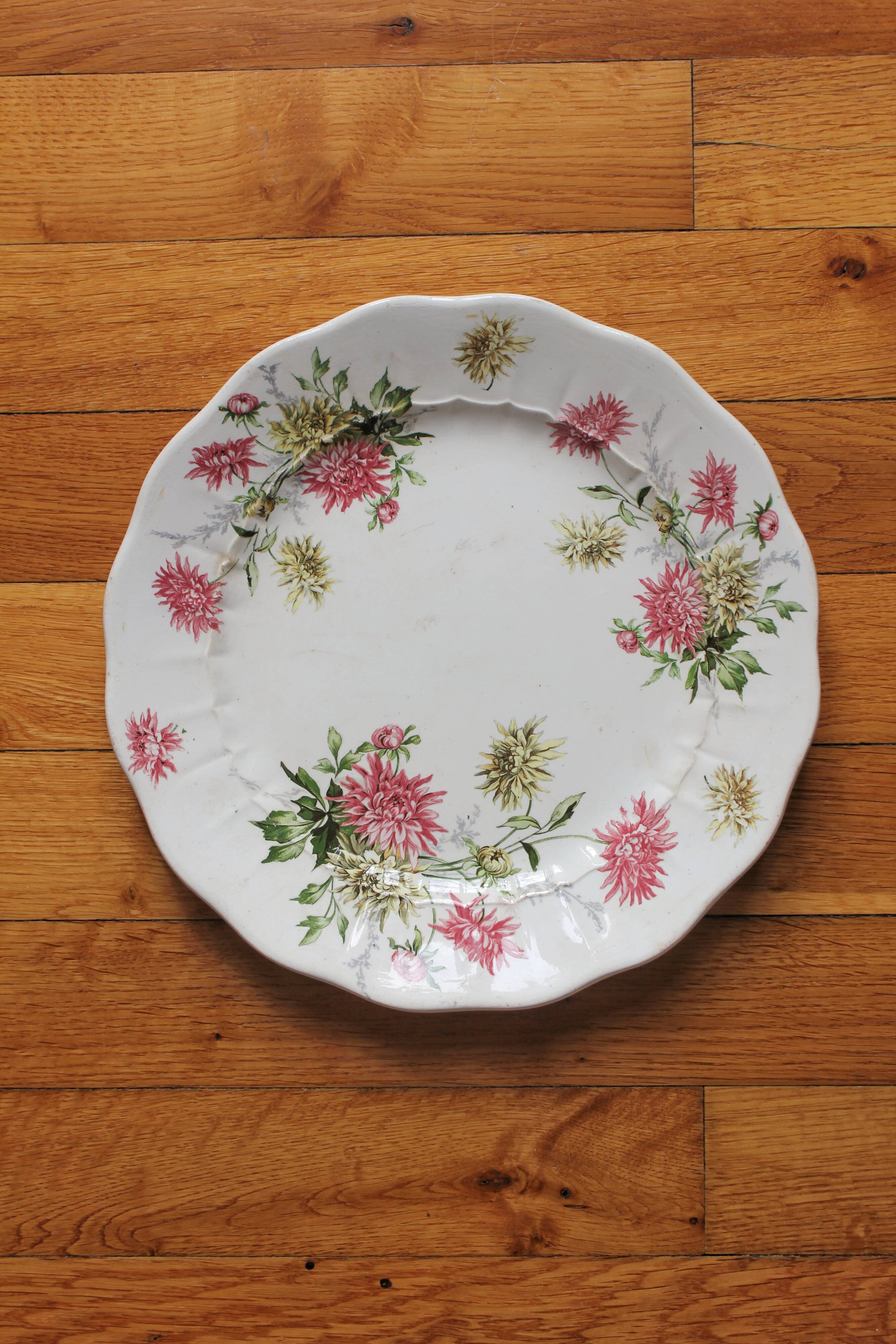 Round dish scalloped in polychrome iron earth decorated with dahlias